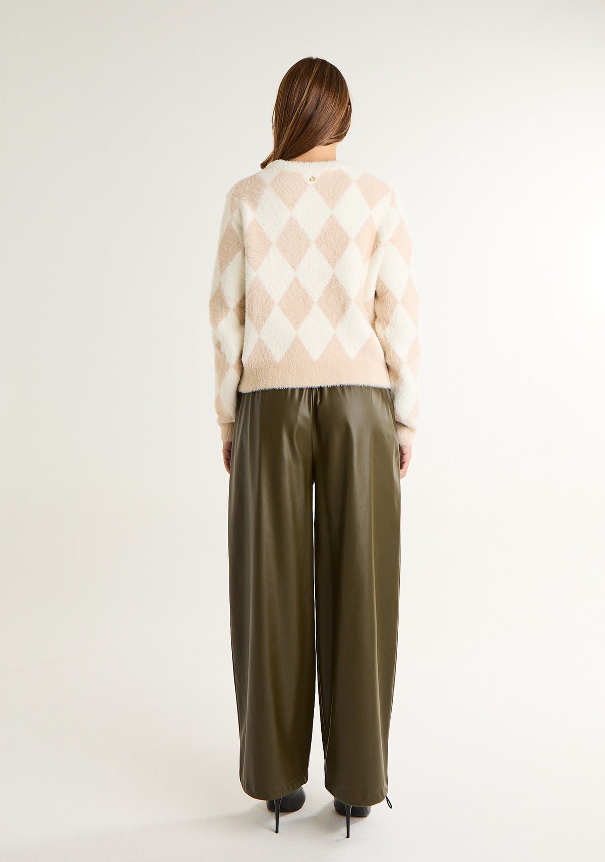 Pullover geometrico con applicazioni