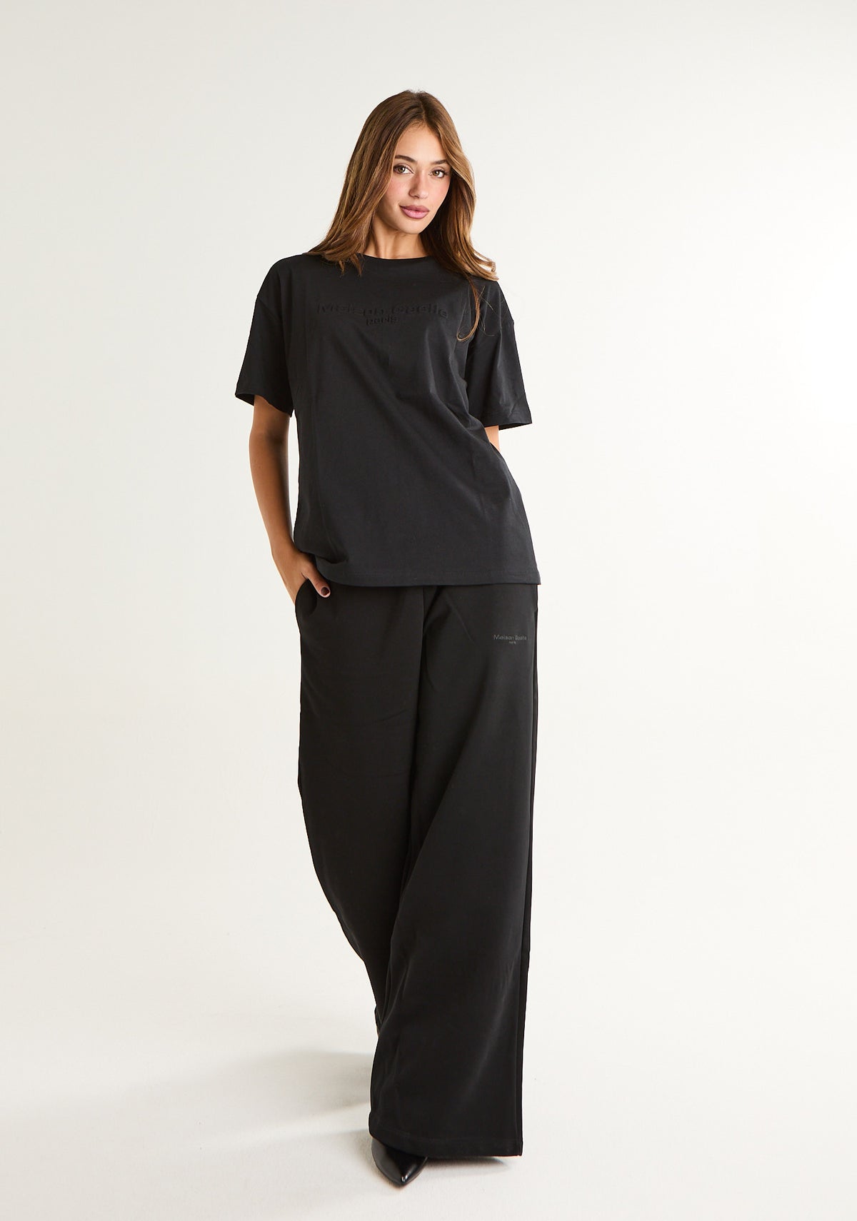 T-shirt con logo in rilievo
