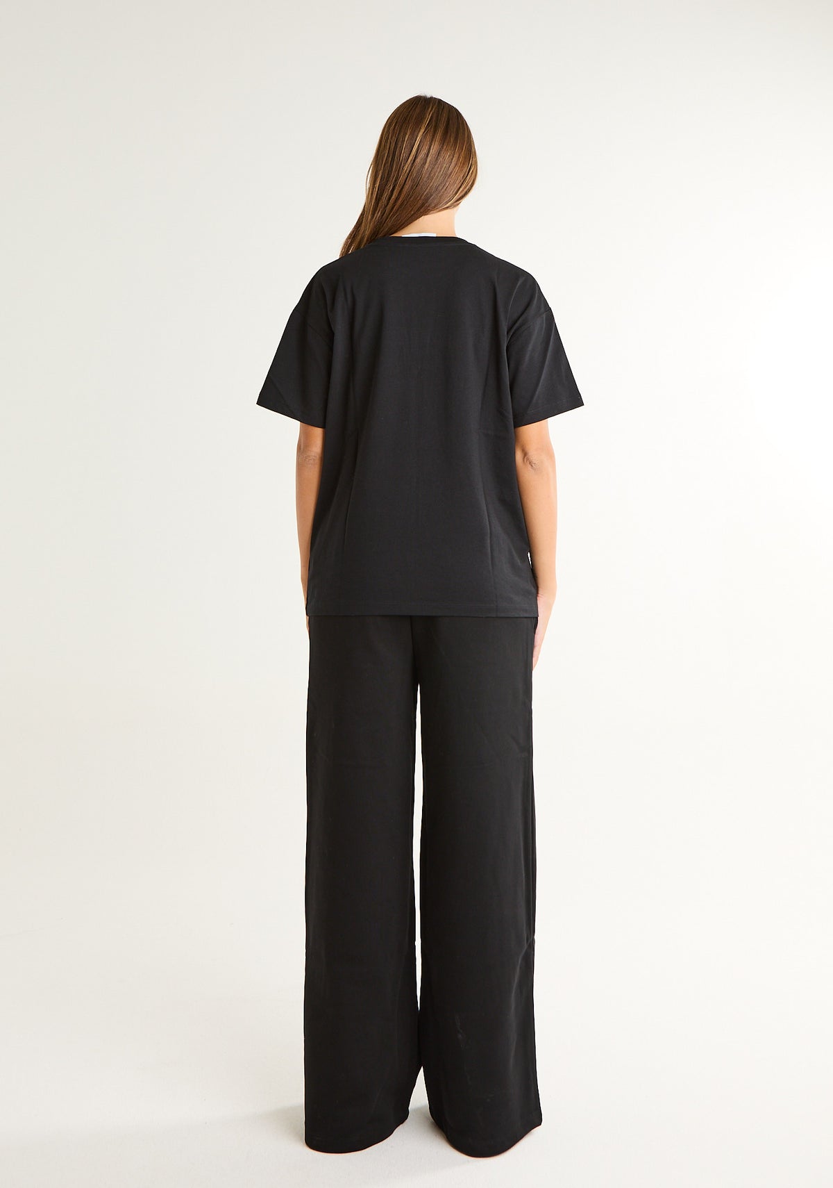 T-shirt con logo in rilievo