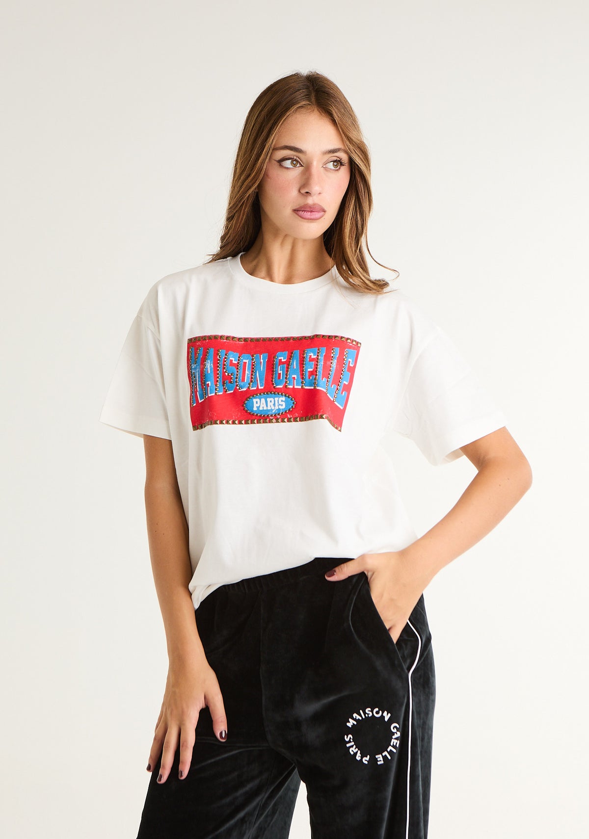 T-shirt con stampa e applicazioni