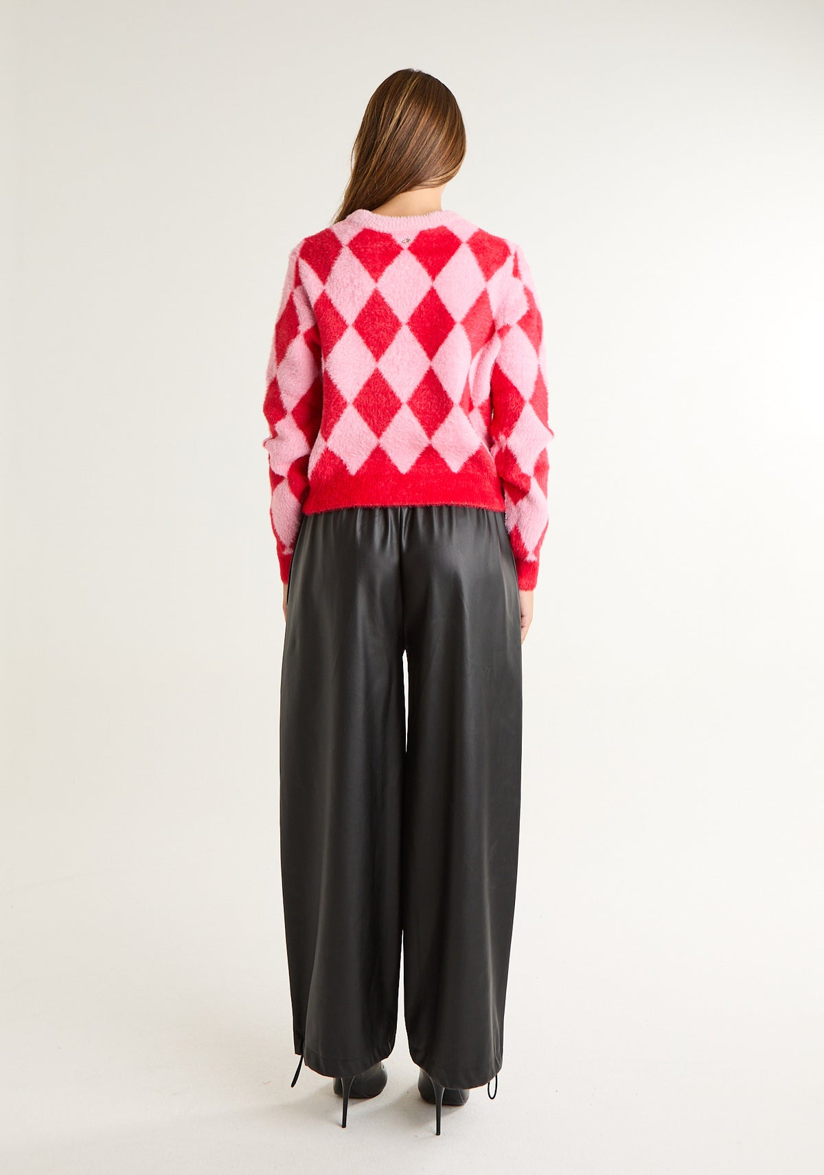 Pullover geometrico con applicazioni