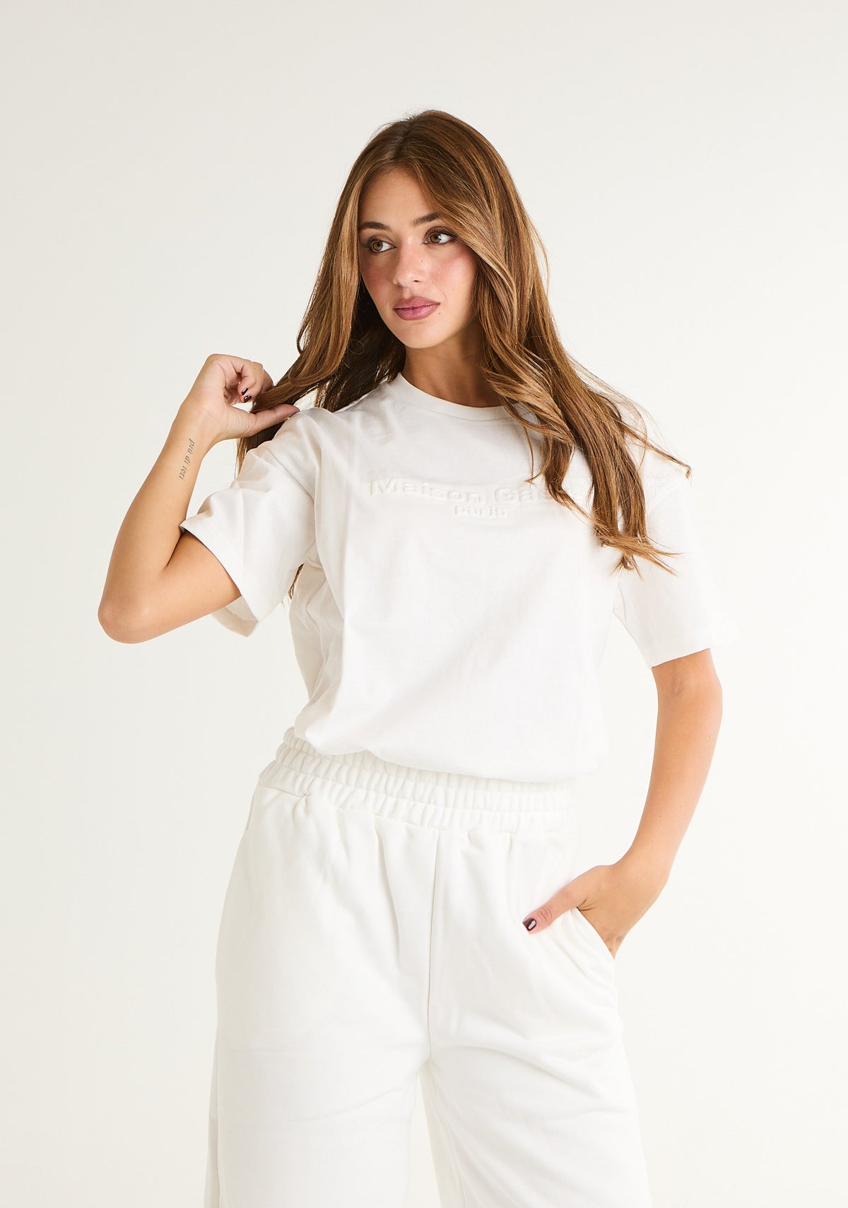 T-shirt con logo in rilievo