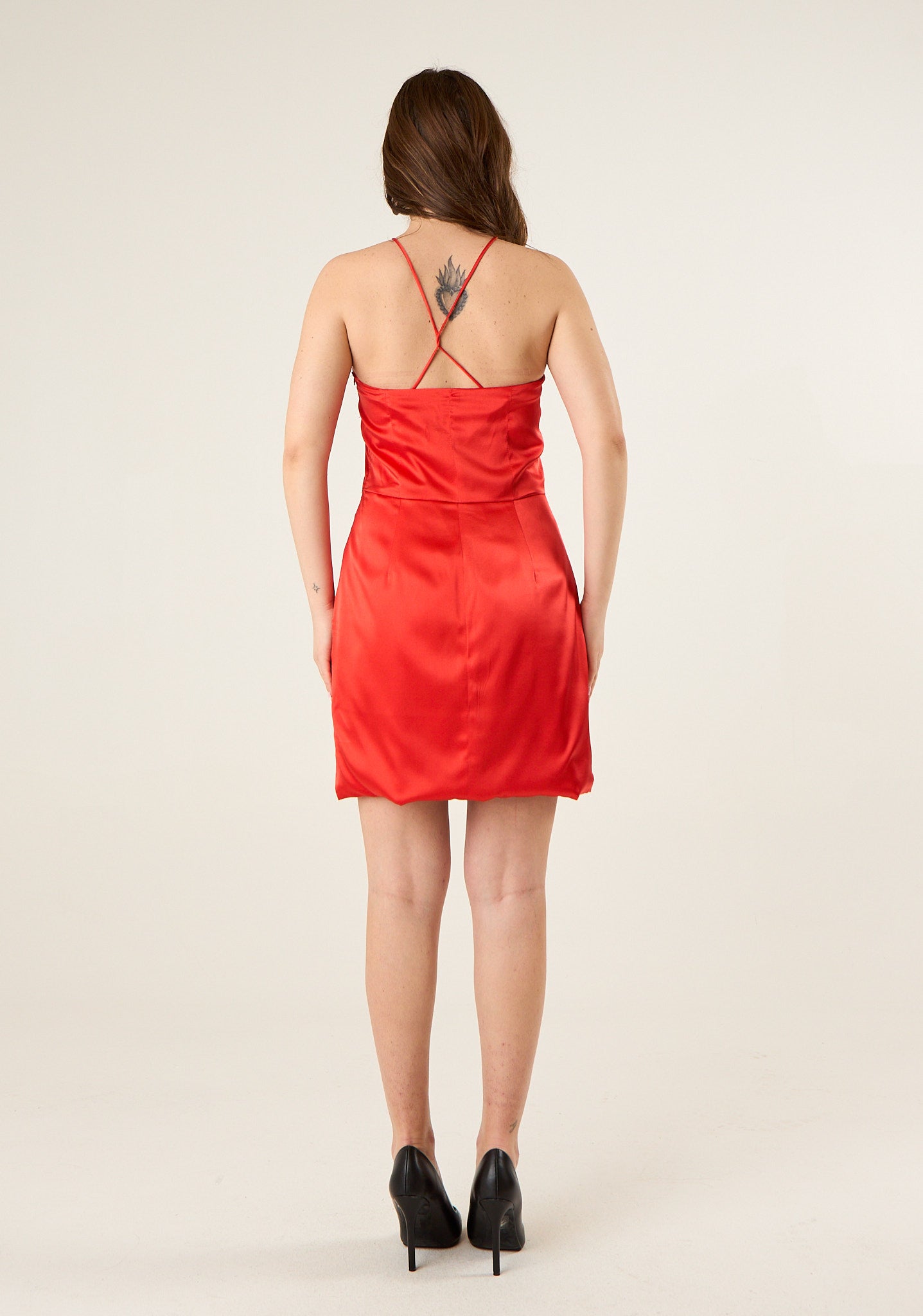 Abito corto con scollo incrociato