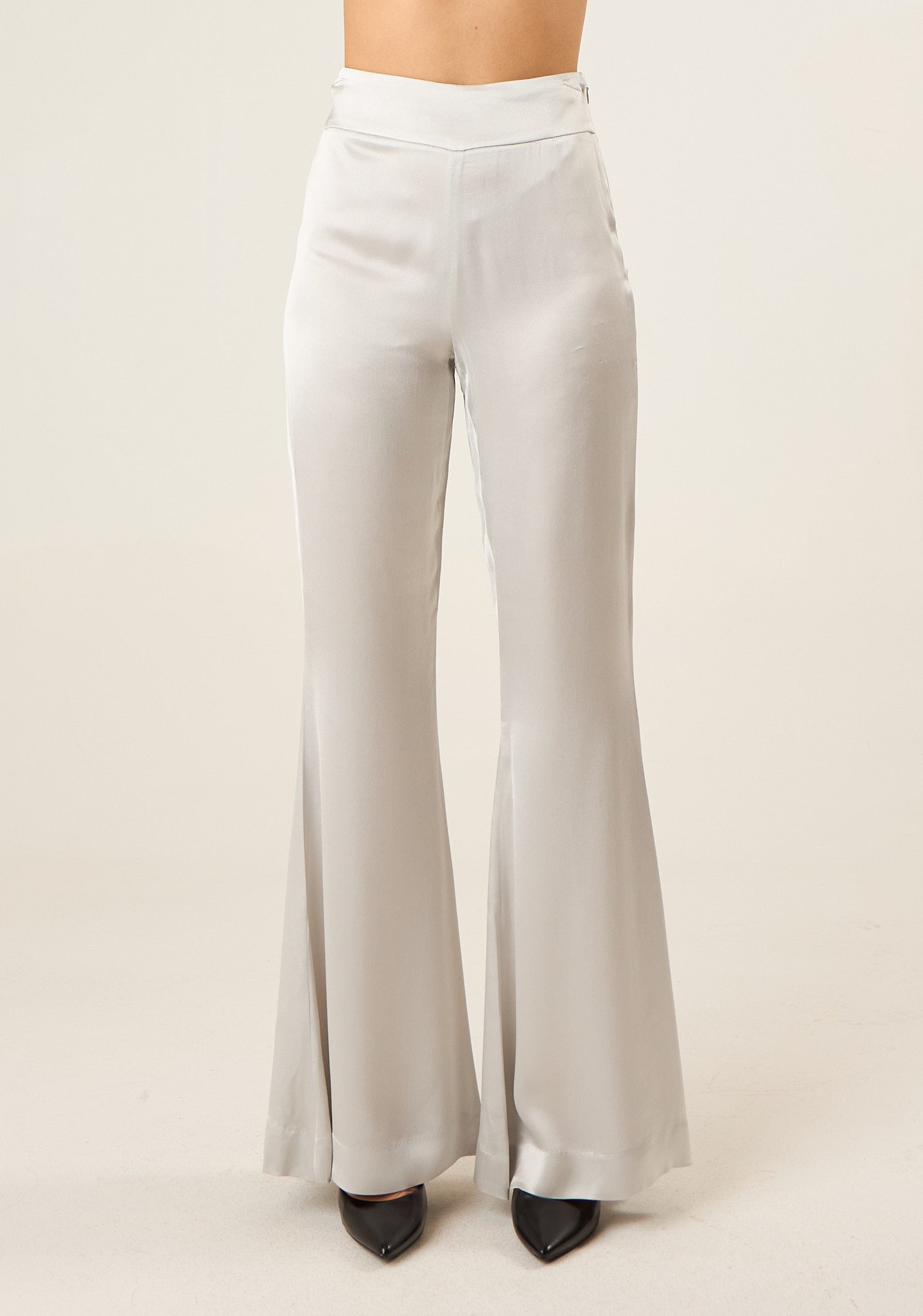 Pantalone a zampa in raso a vita alta con chiusura laterale con zip
