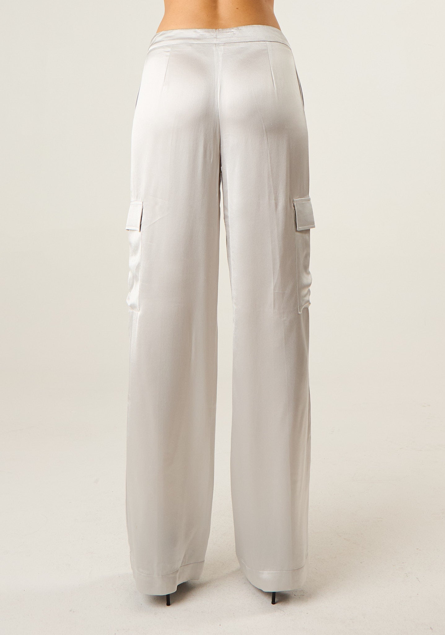 Pantalone cargo in raso