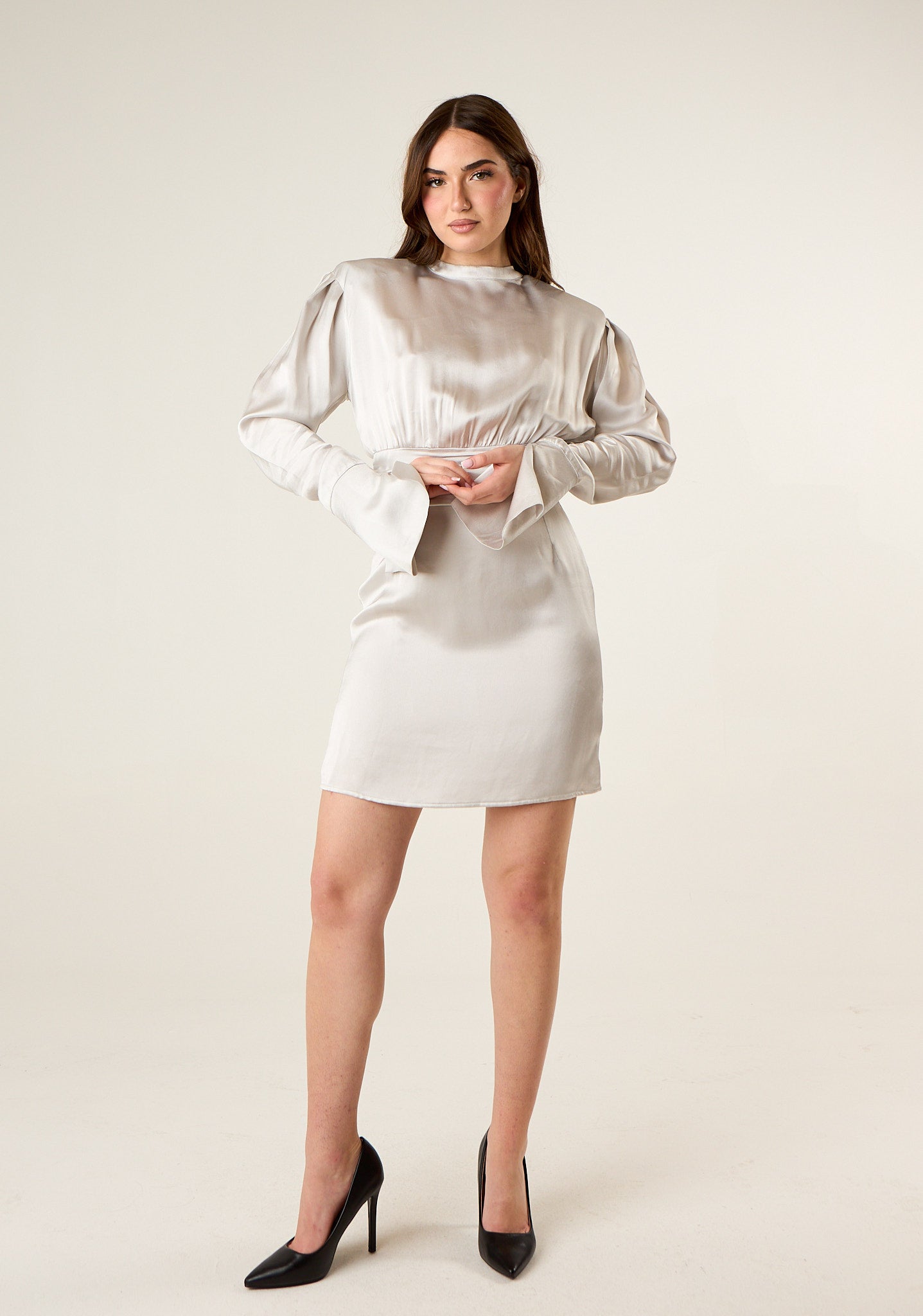 Abito corto accollato in raso