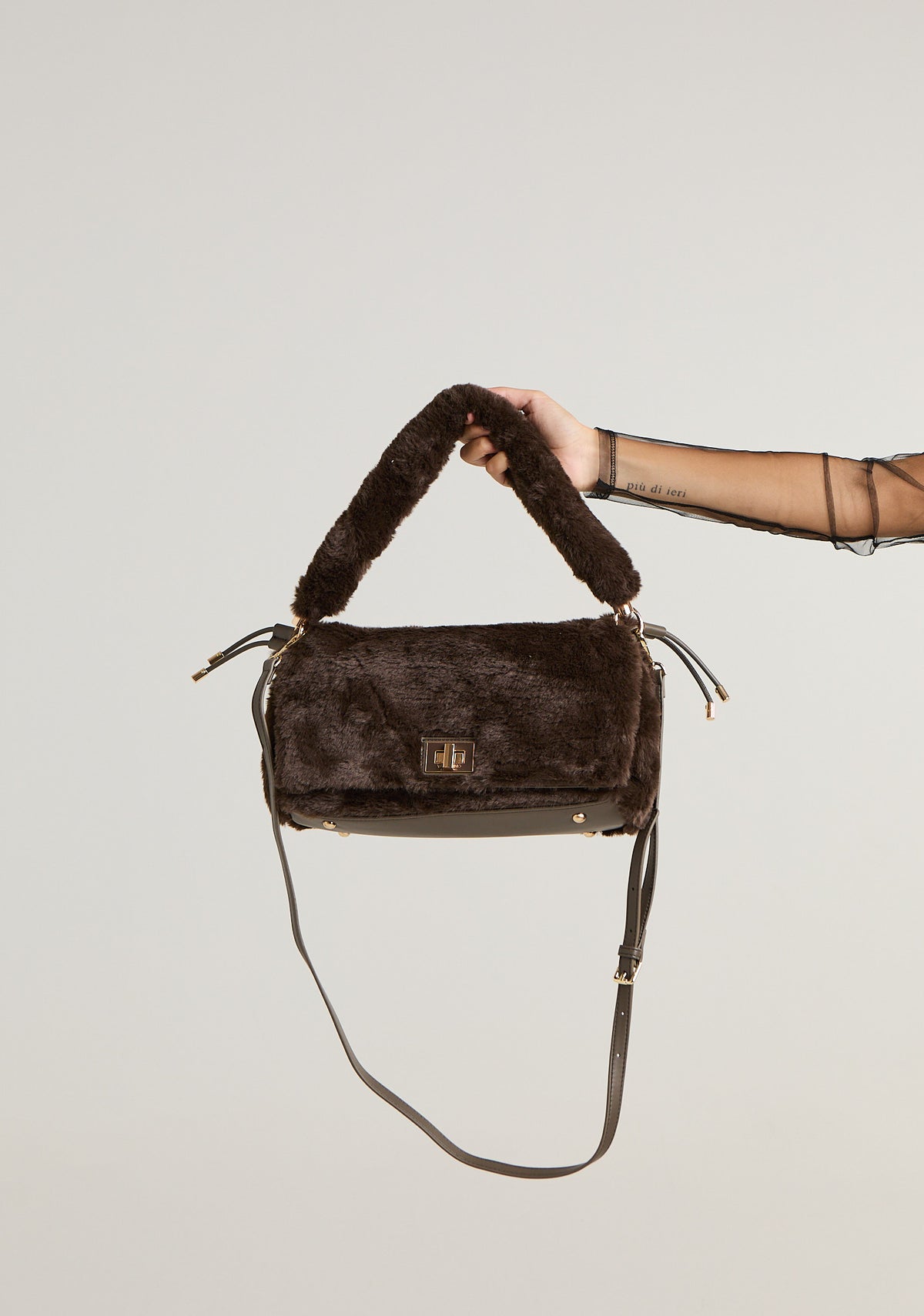 Borsa baguette in pelo con tracolla