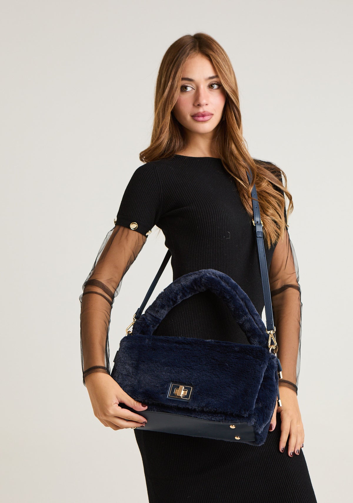 Borsa baguette in pelo con tracolla