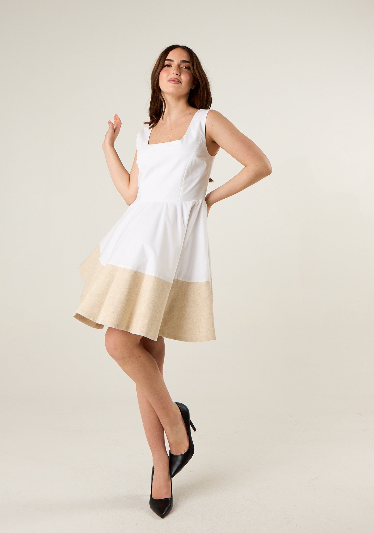 Abito corto con banda colorata