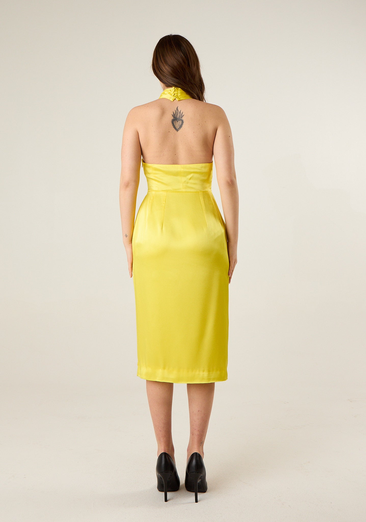 Abito midi con incrocio su collo