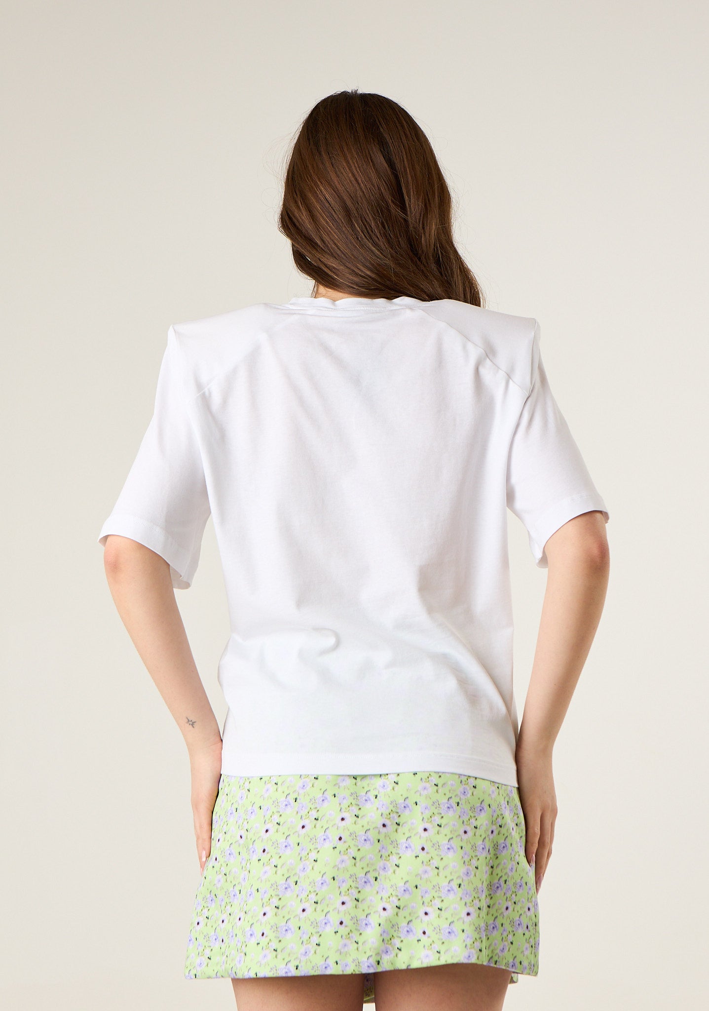 T-shirt basic con spalline