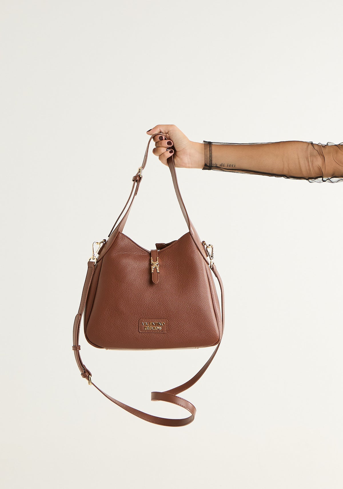 Borsa hobo con dettaglio gancio