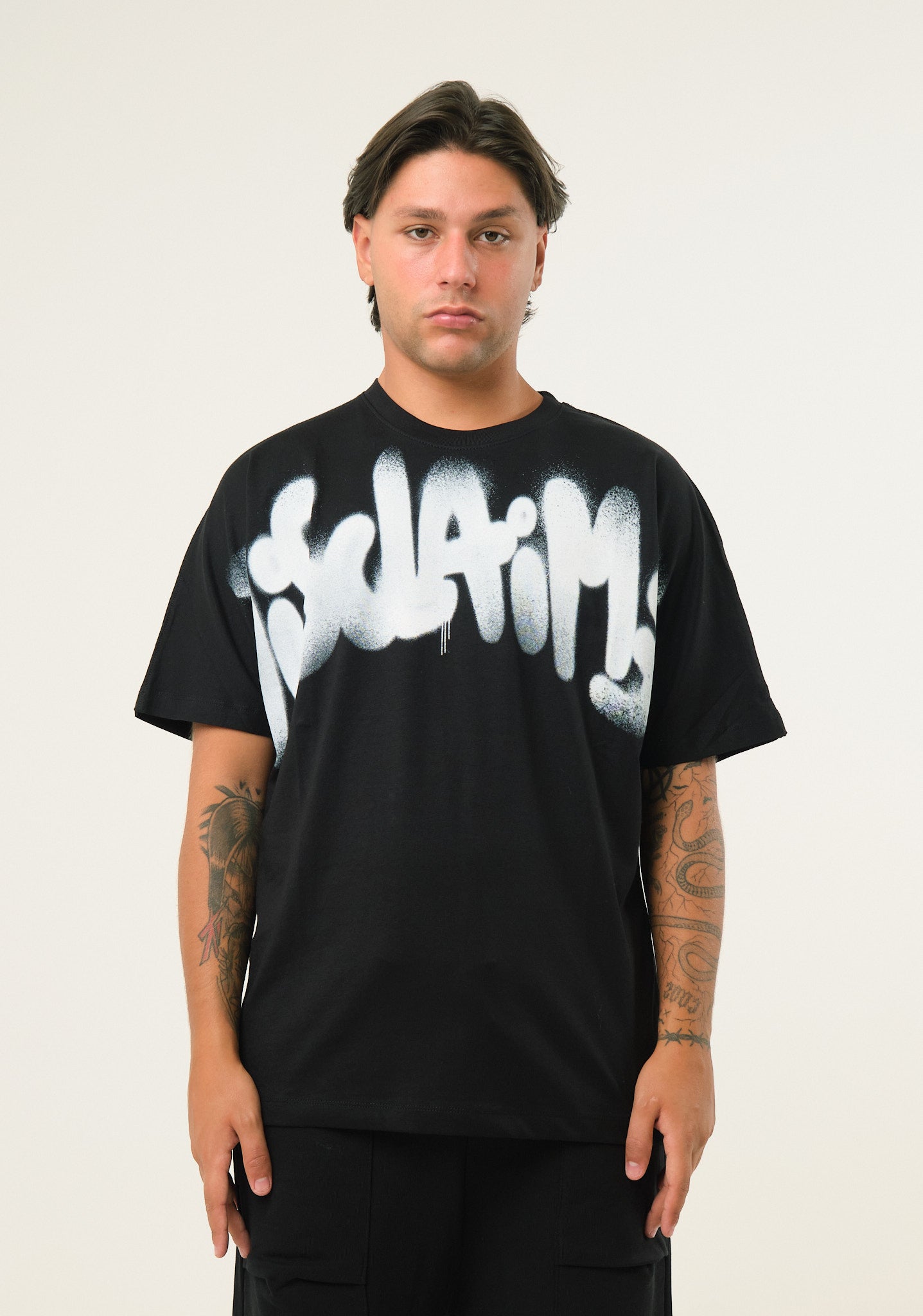 T-shirt con stampa spray frontale