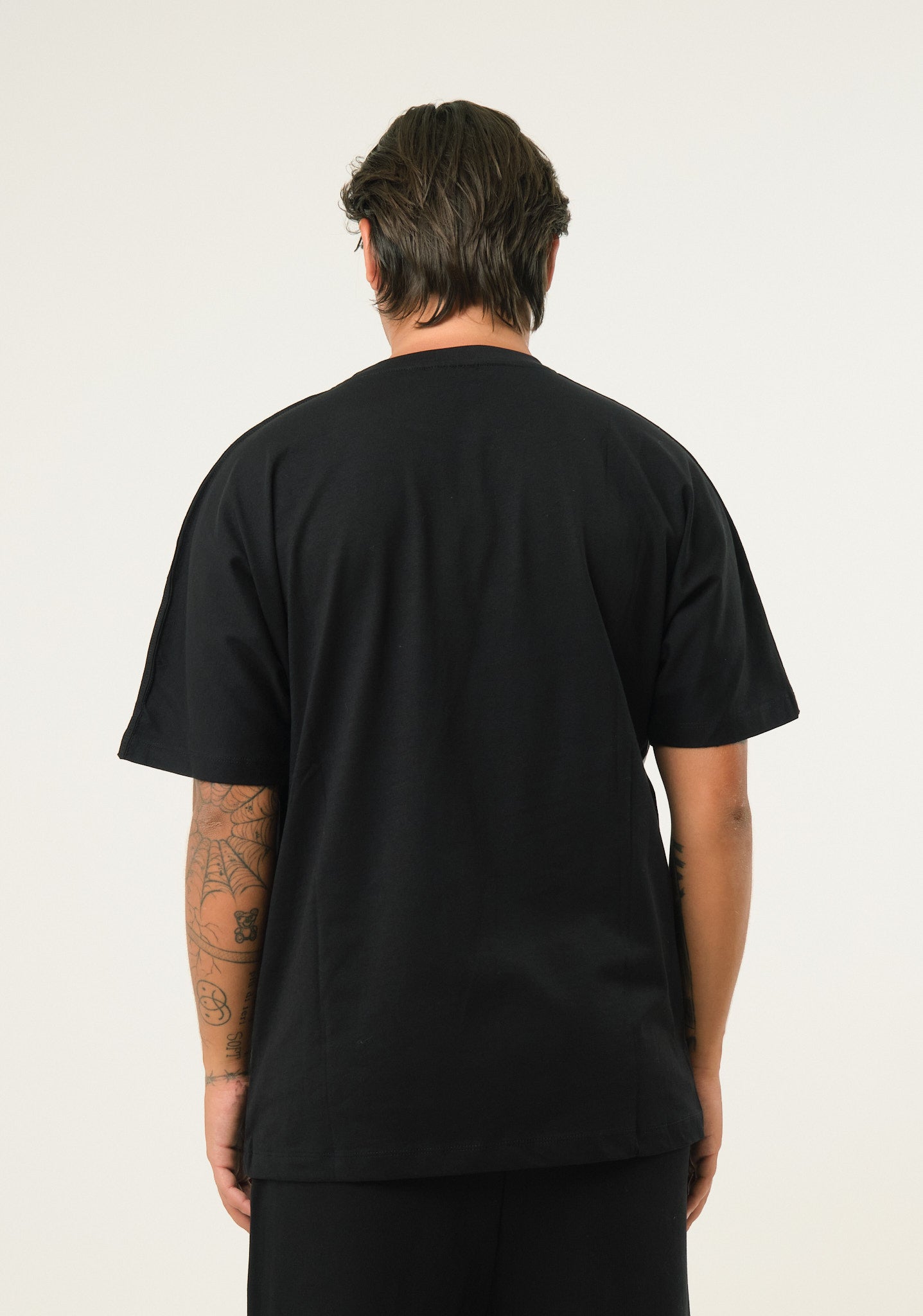 T-shirt con stampa spray frontale