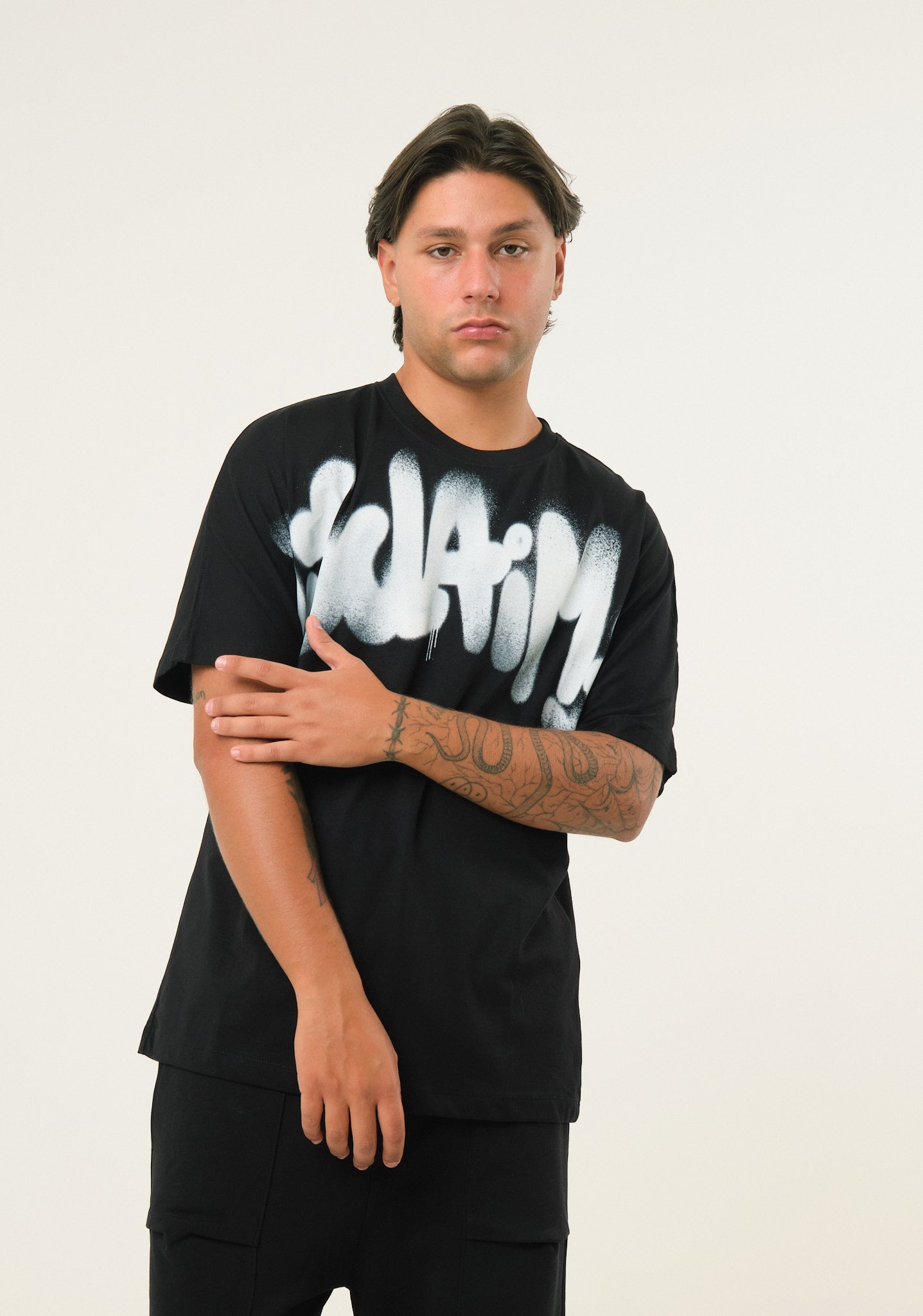 T-shirt con stampa spray frontale