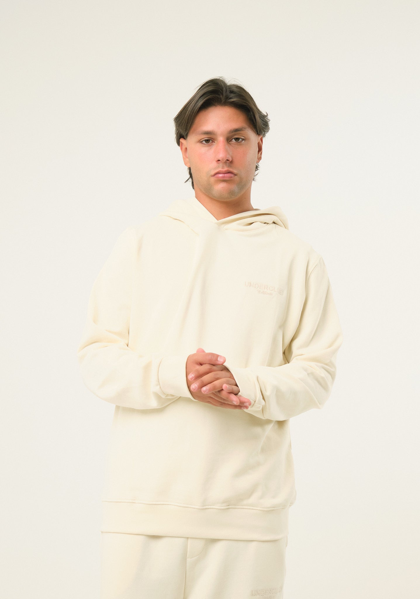 Felpa con patch su cappuccio