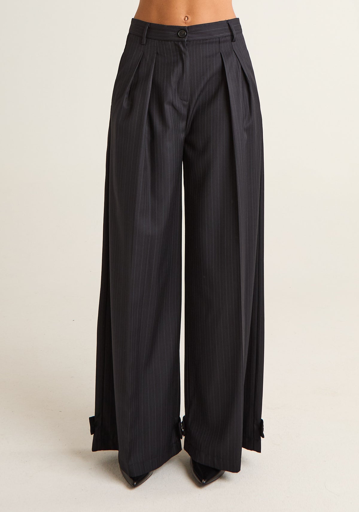 Pantalone gessato a gambe ampie