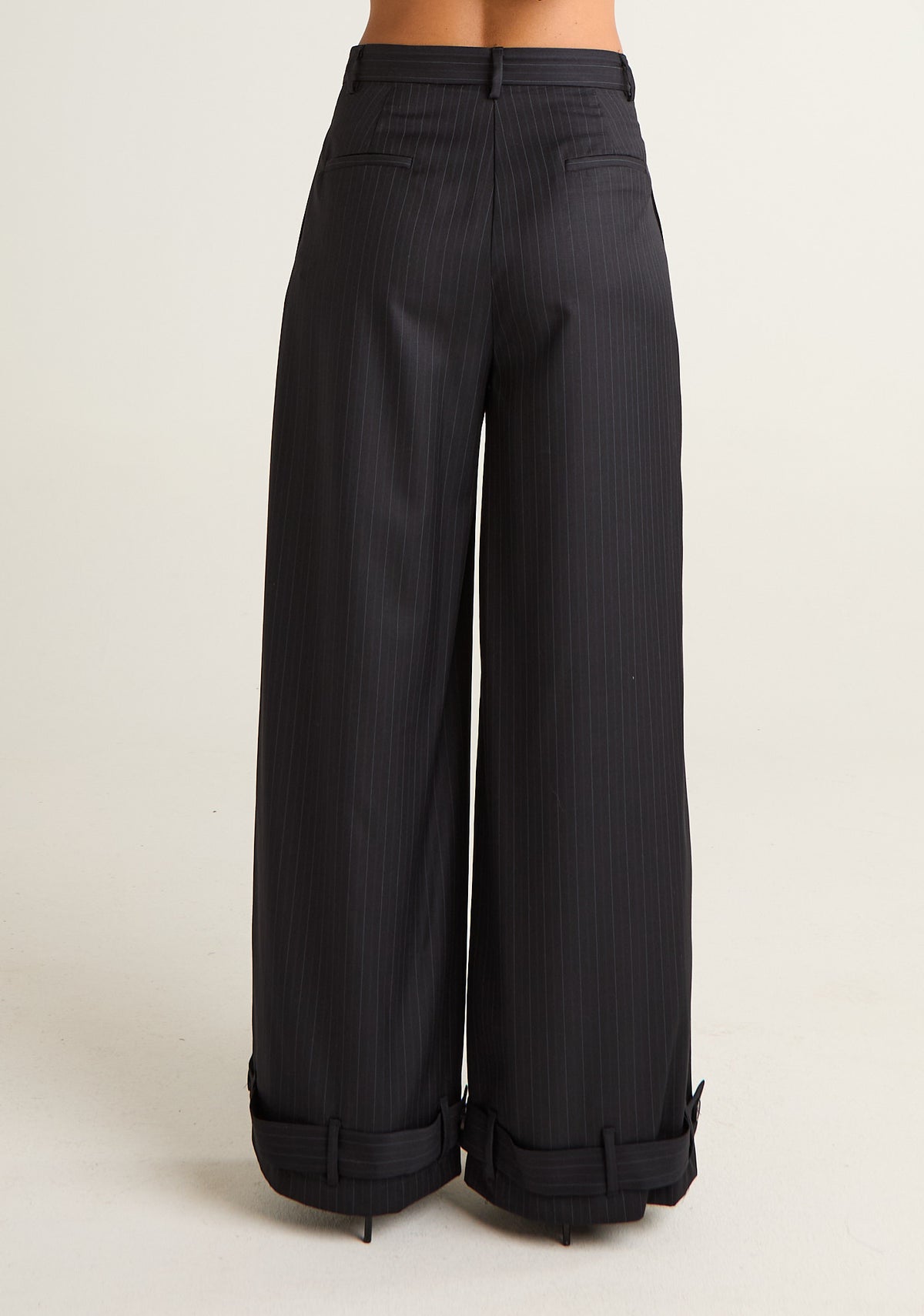 Pantalone gessato a gambe ampie