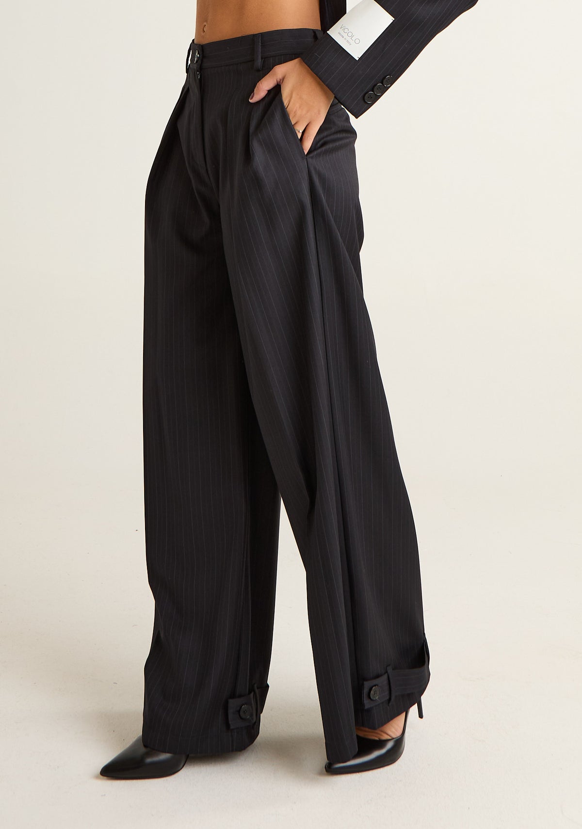 Pantalone gessato a gambe ampie