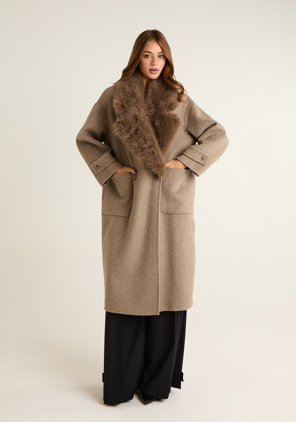 Cappotto lungo con collo in pelliccia