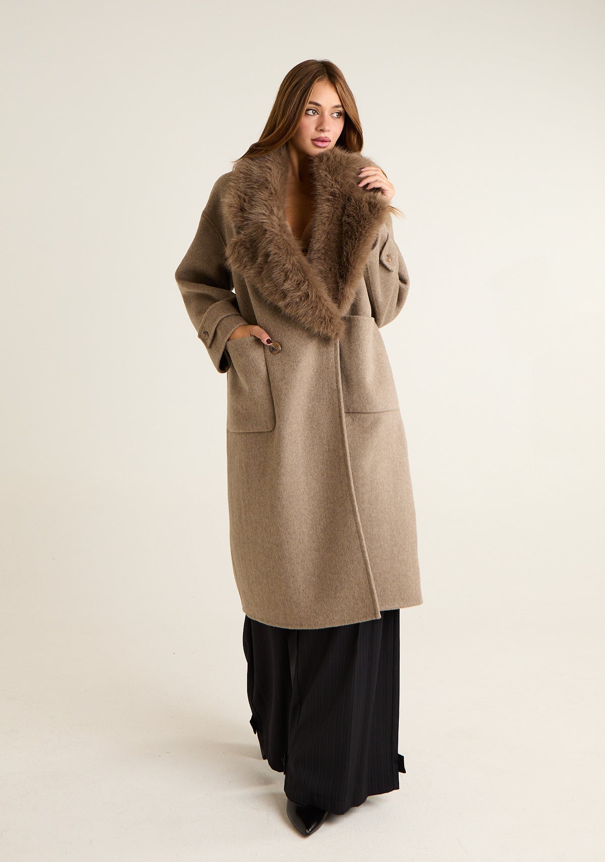 Cappotto lungo con collo in pelliccia