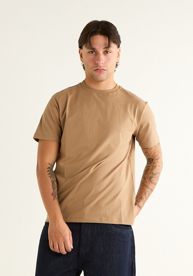 T-shirt tinta unita a taglio pulito