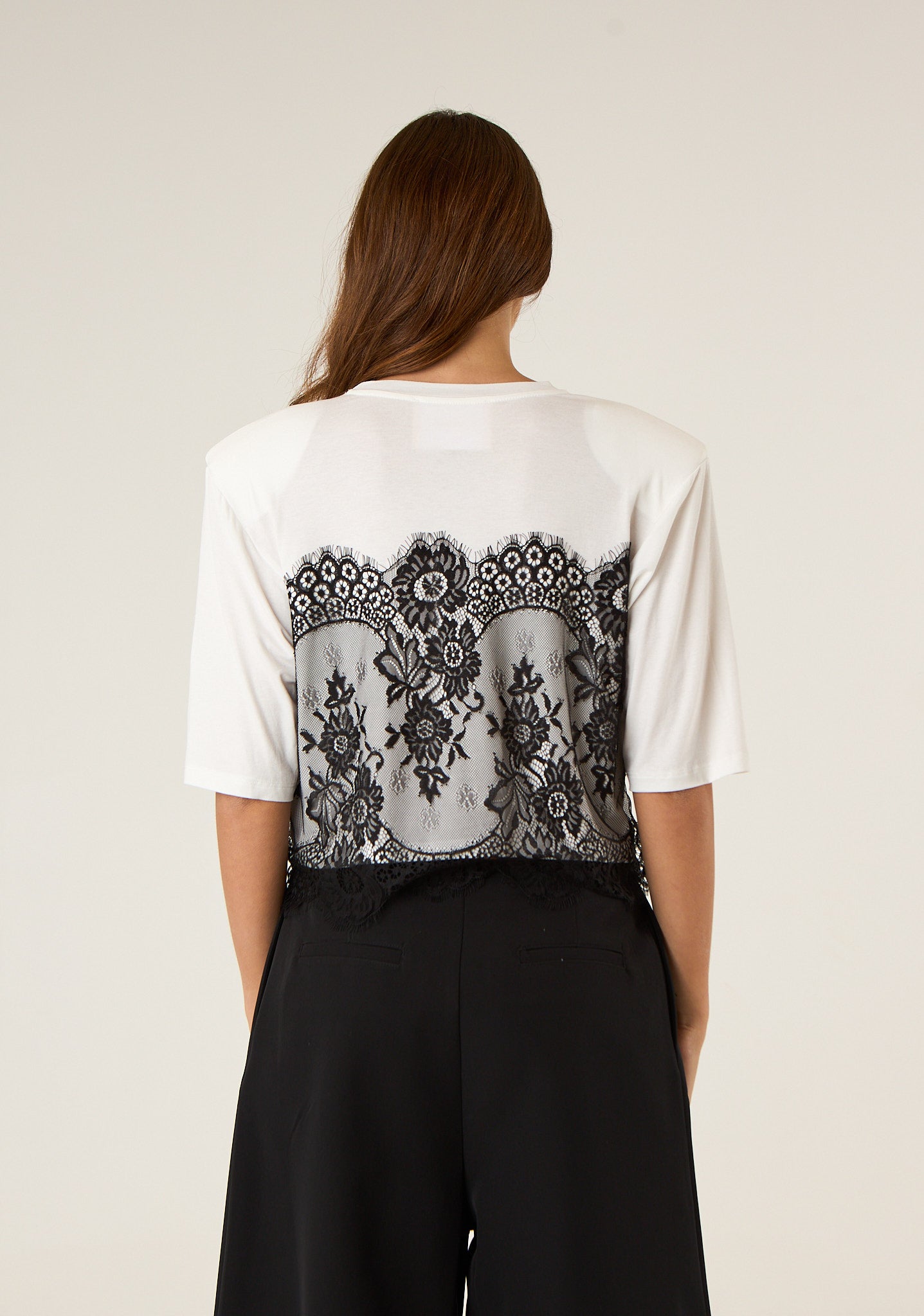 T-shirt crop con pizzo
