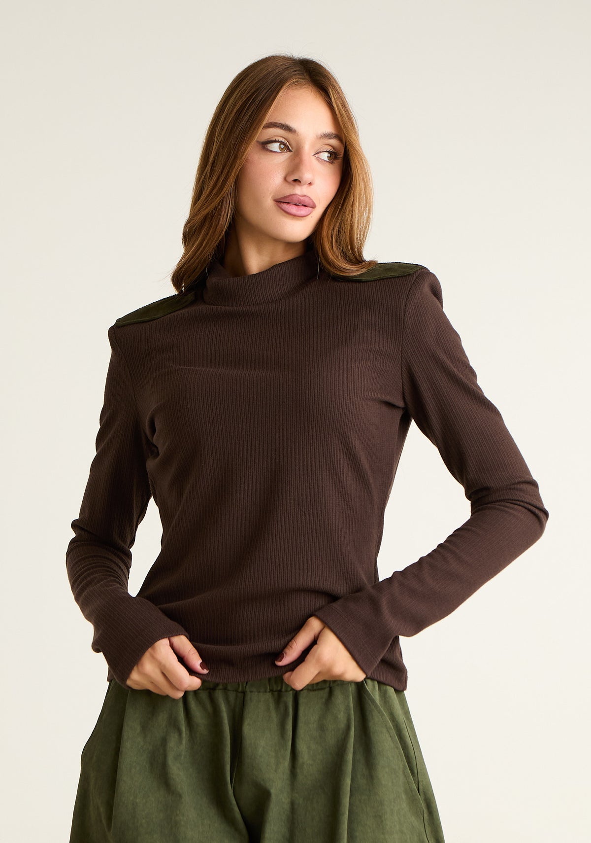 Maglia con patte decorative