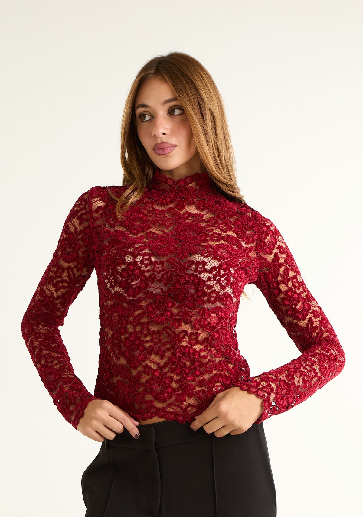 Blusa in pizzo effetto seconda pelle