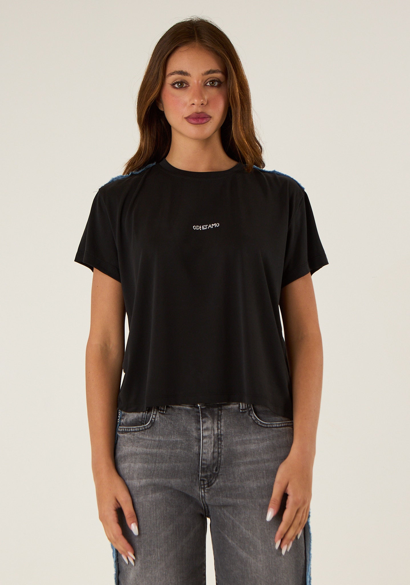 T-shirt con dettaglio su spalla