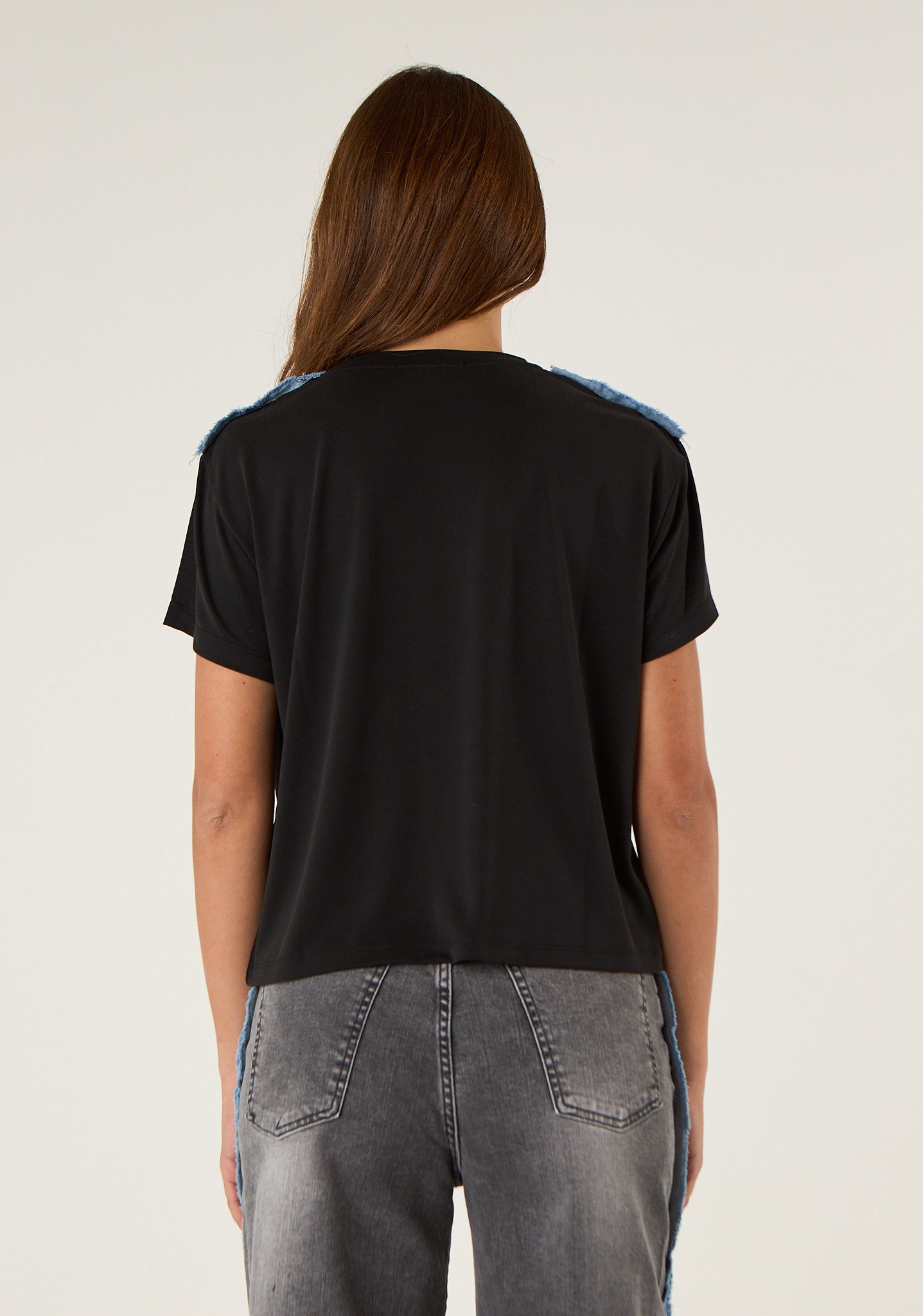 T-shirt con dettaglio su spalla