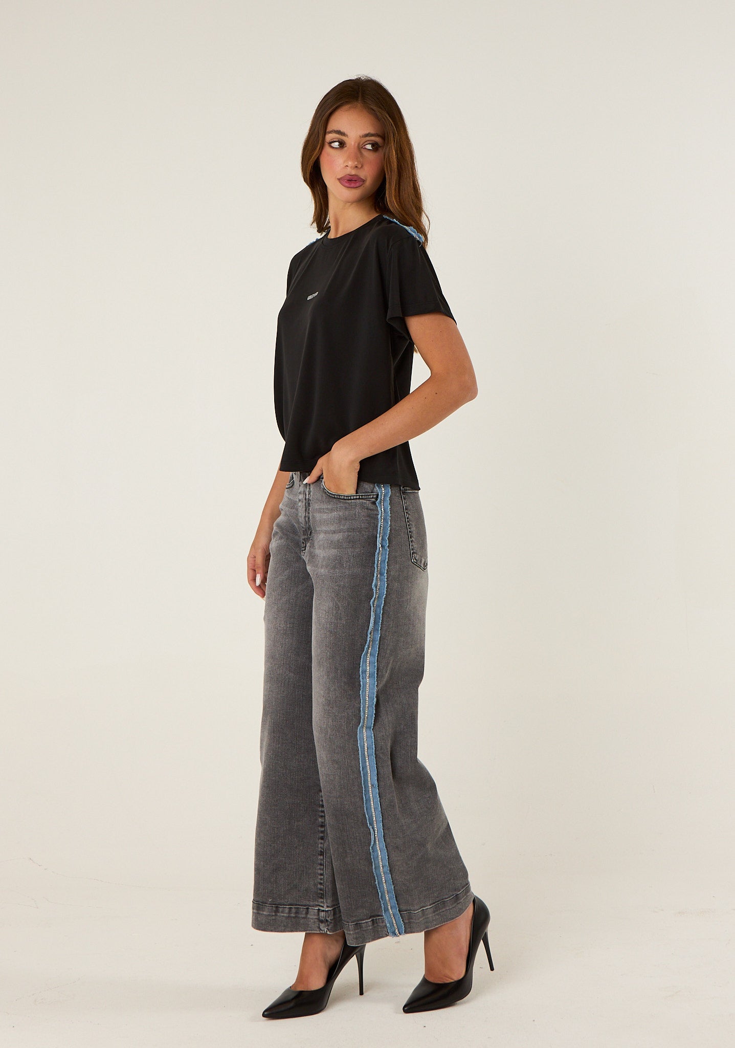 Jeans barrel con applicazioni laterali