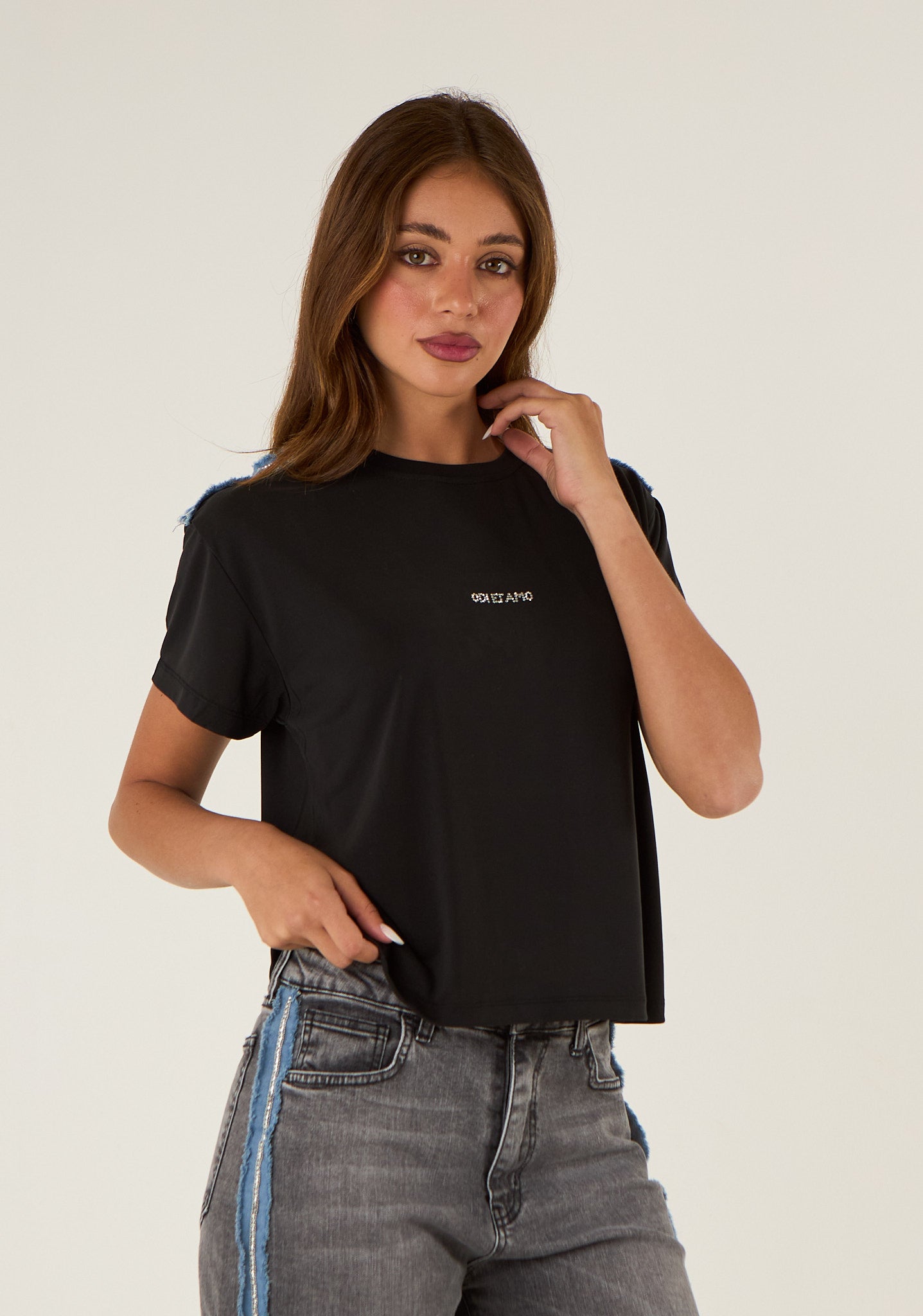 T-shirt con dettaglio su spalla