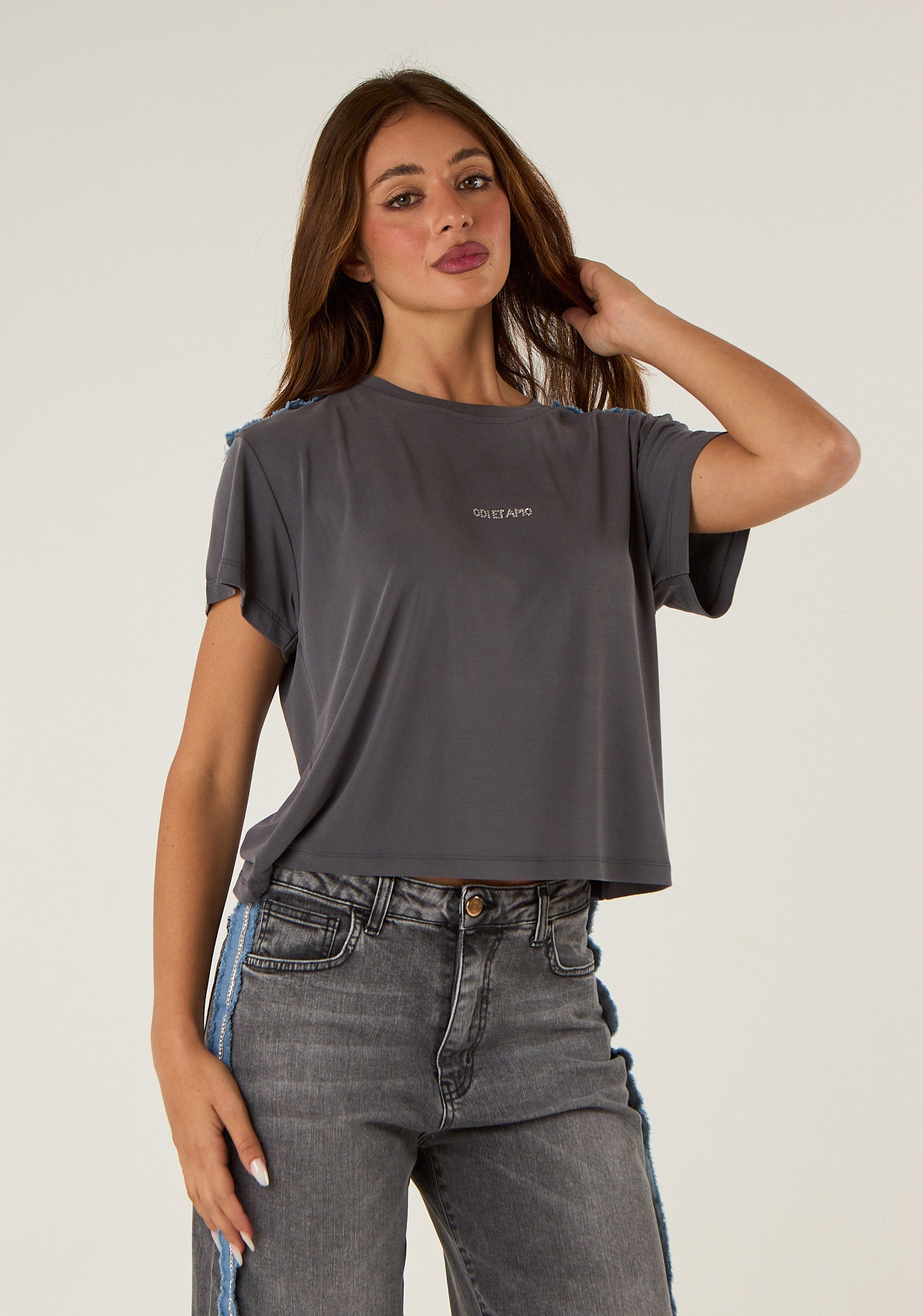 T-shirt con dettaglio su spalla