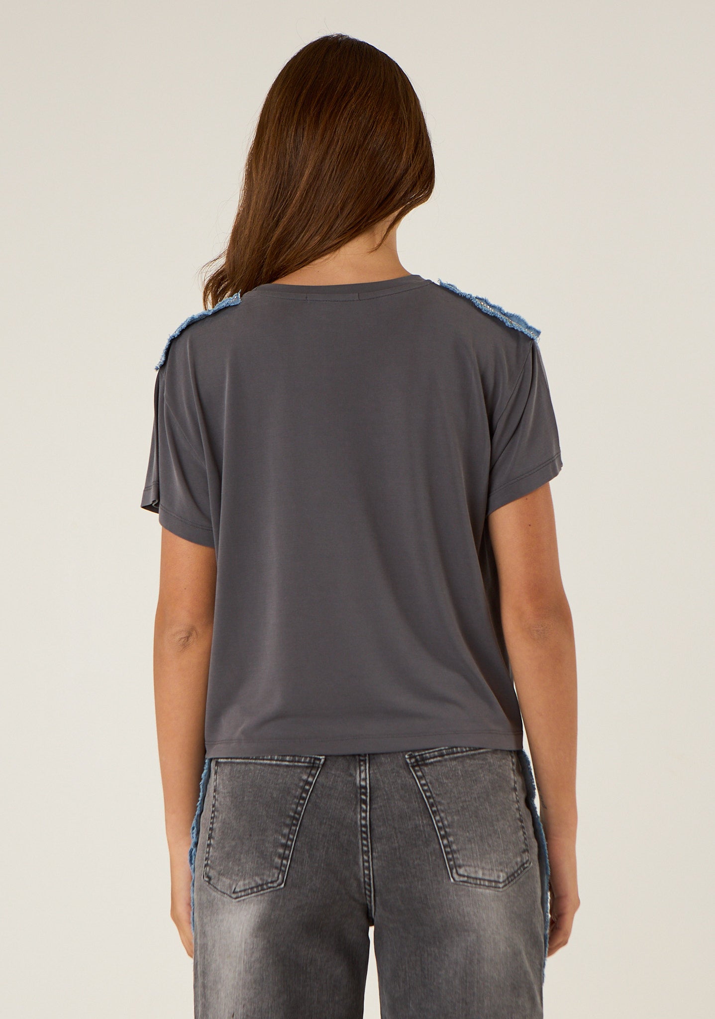 T-shirt con dettaglio su spalla