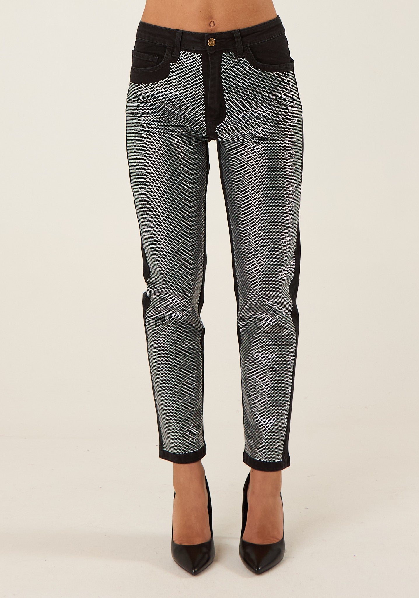 Jeans con applicazioni frontali