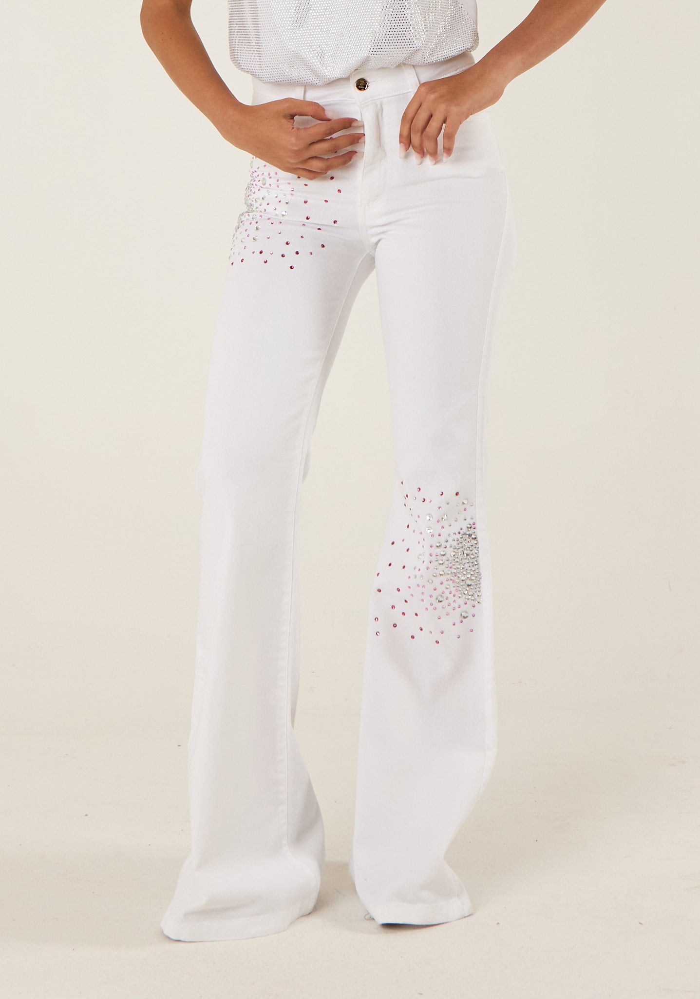 Jeans a zampa ampia con applicazioni