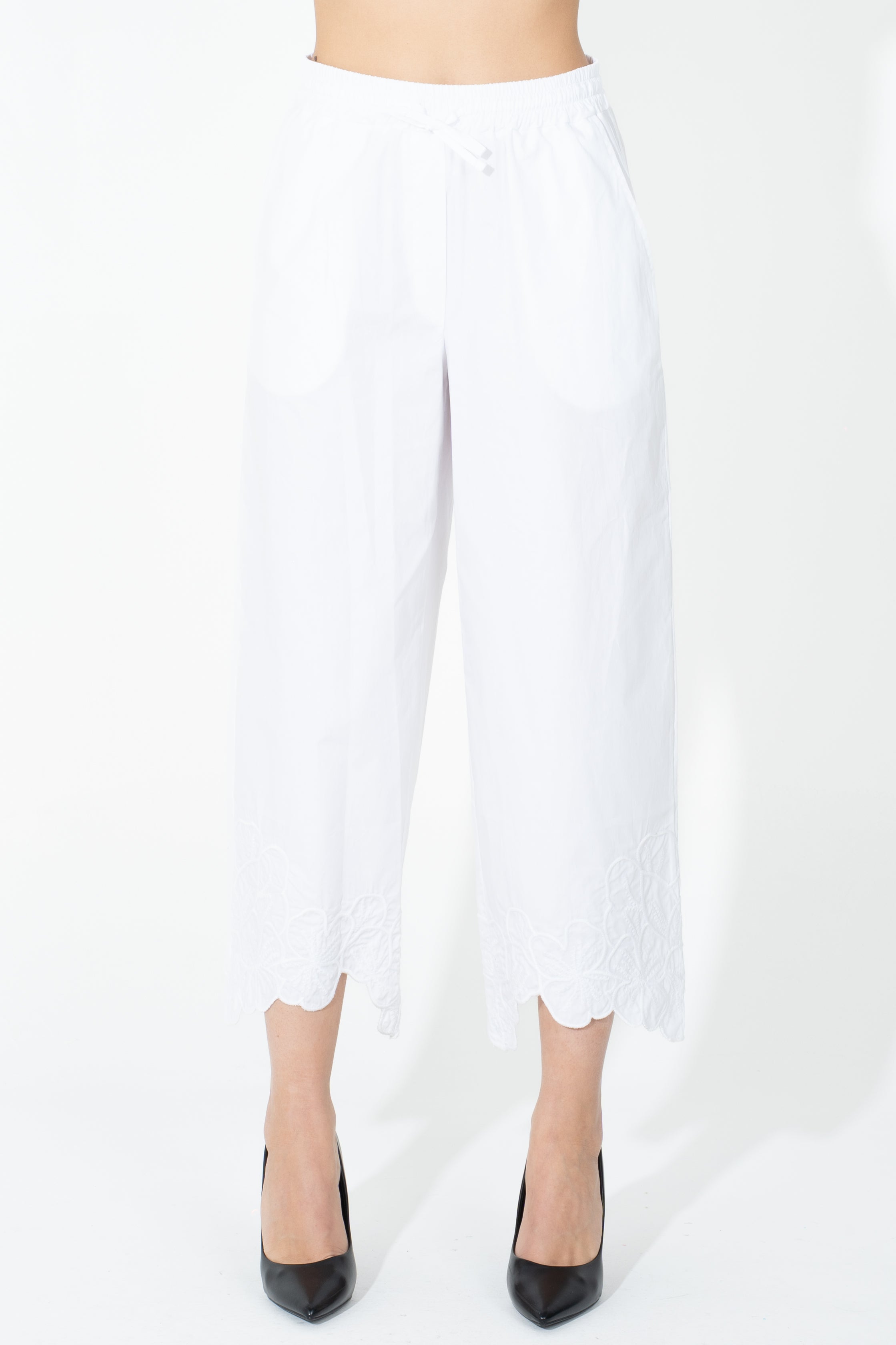 Pantalone con fondo stondato