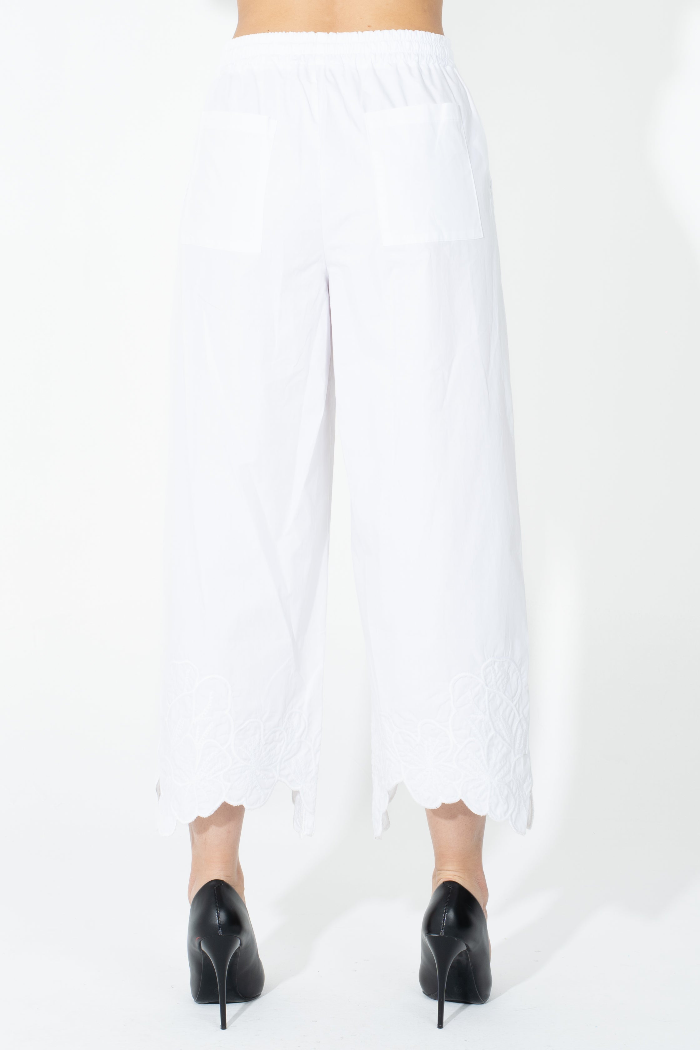 Pantalone con fondo stondato
