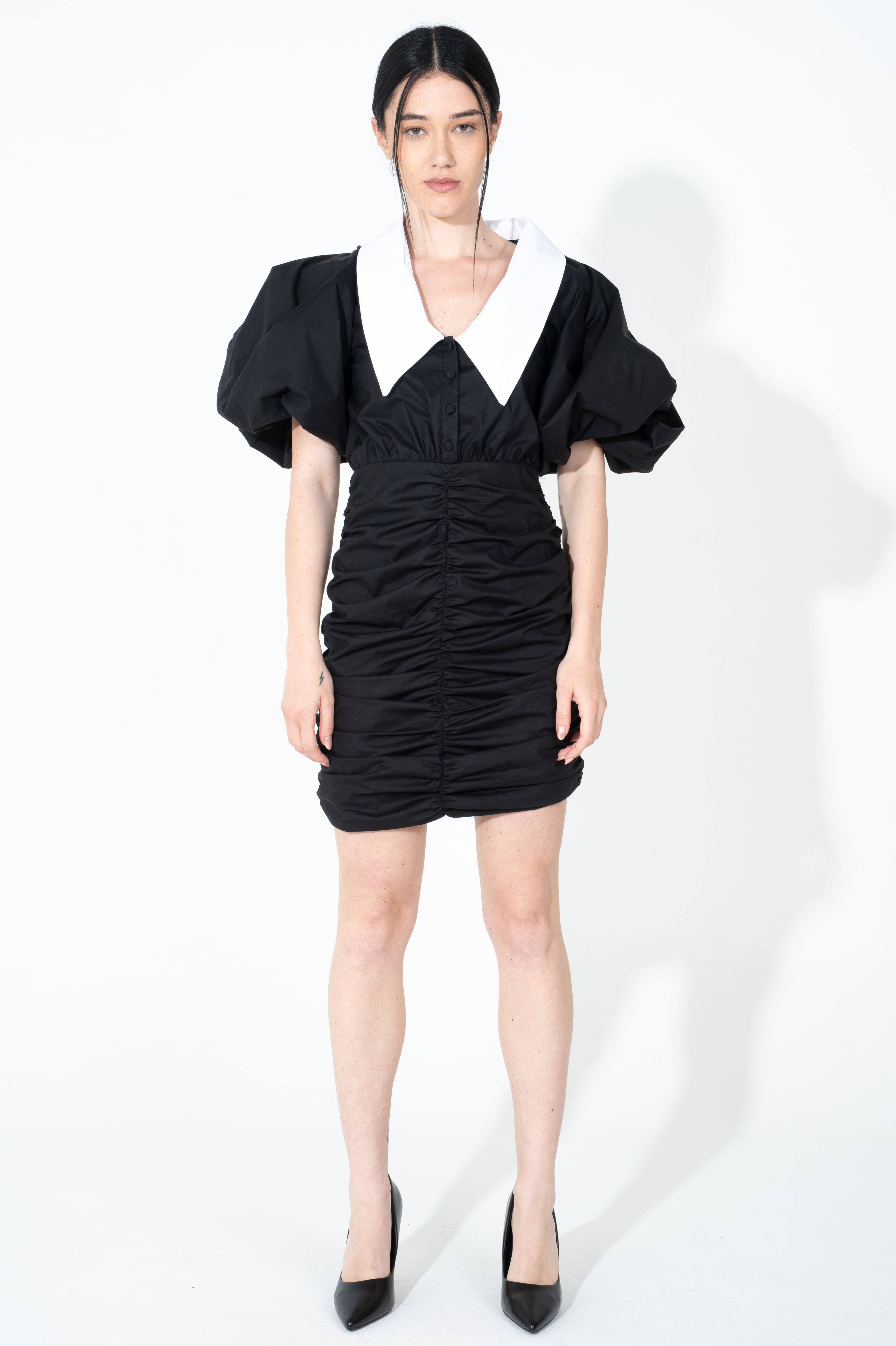 Abito con collo peter pan