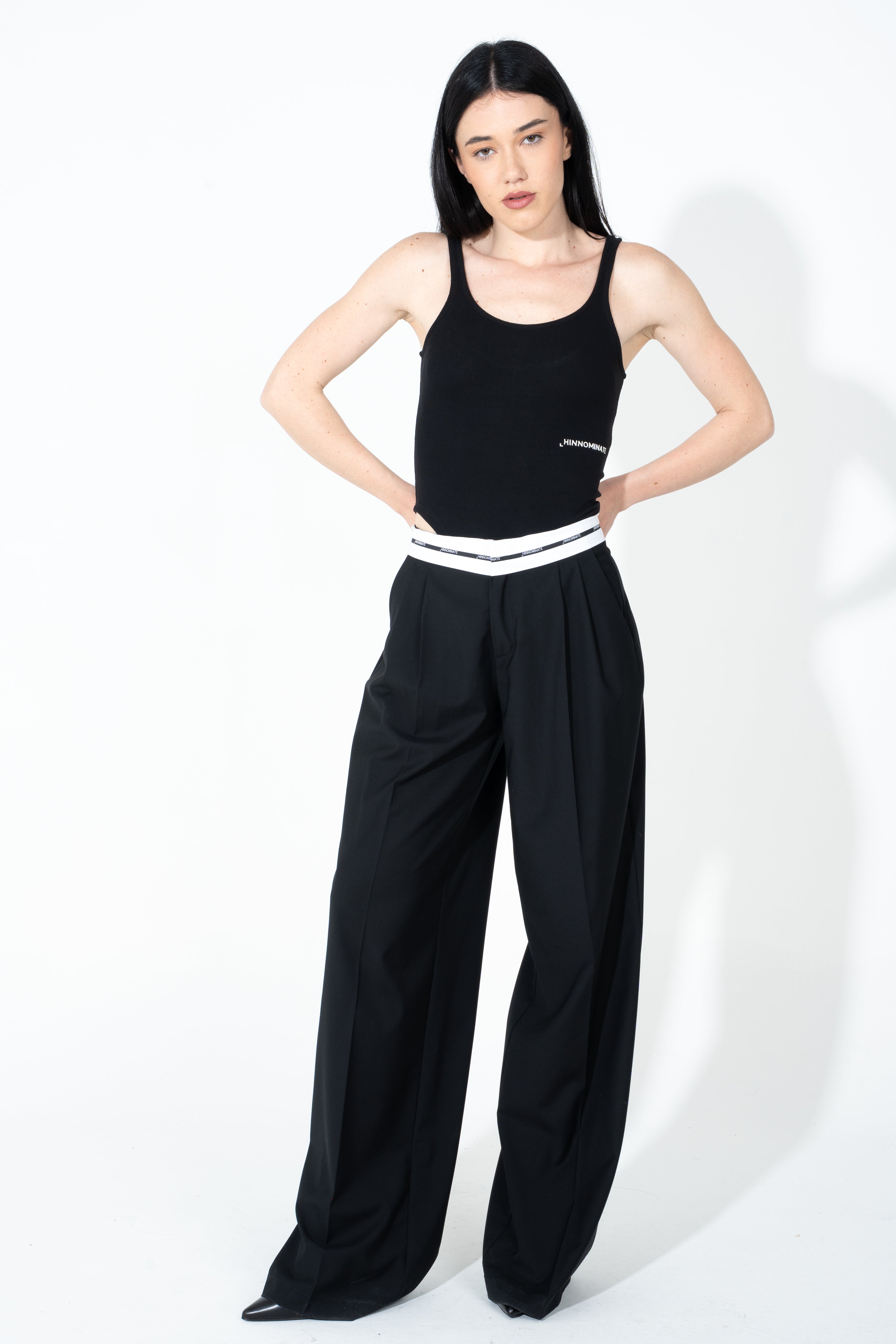 Pantalone dritto con cinto logato