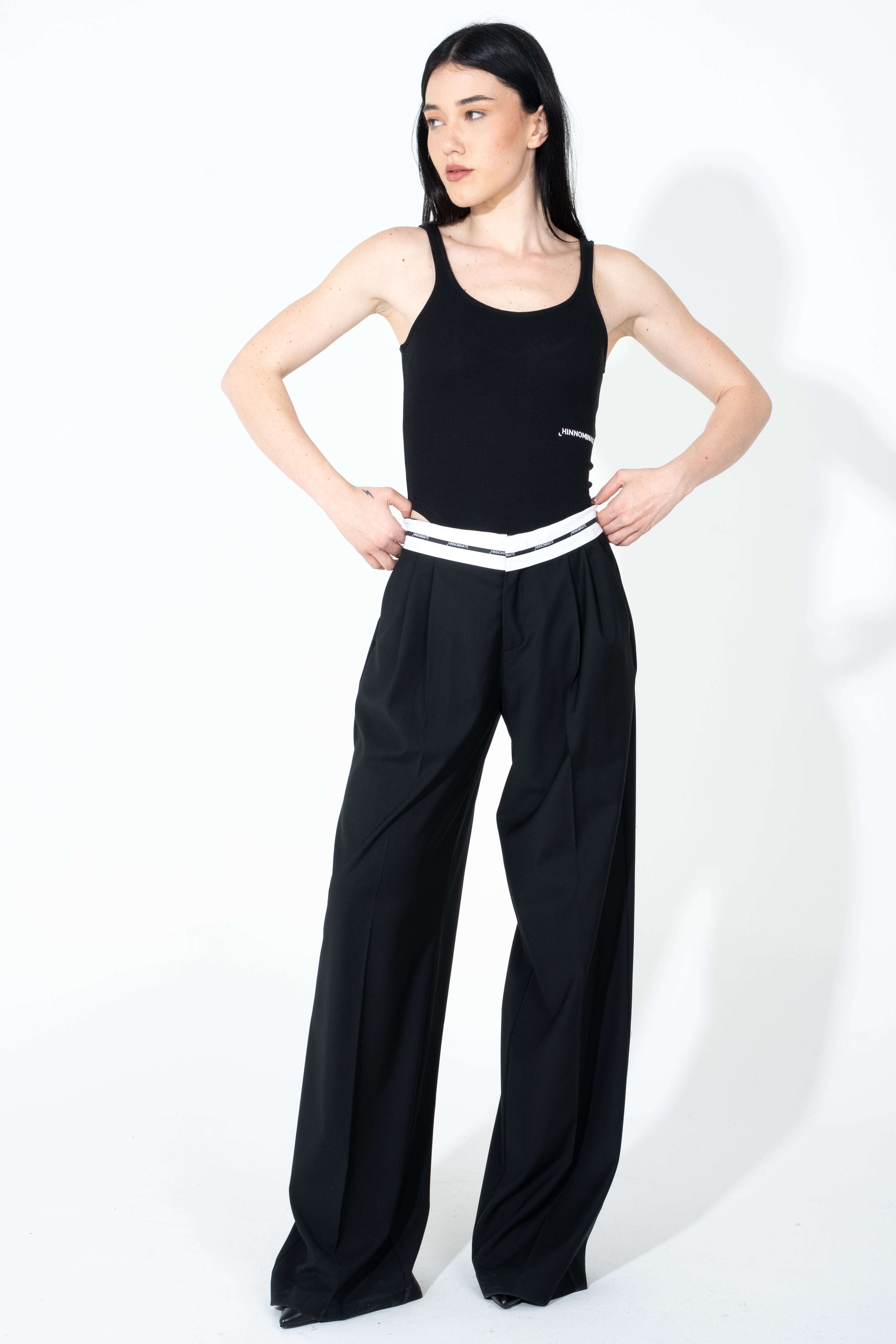 Pantalone dritto con cinto logato