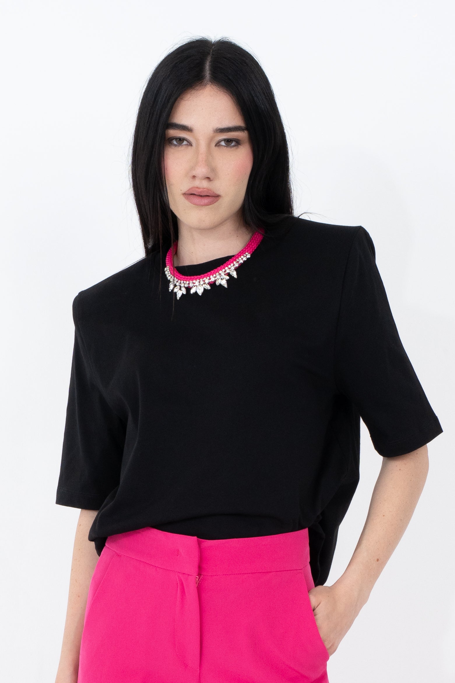 T-shirt con collana