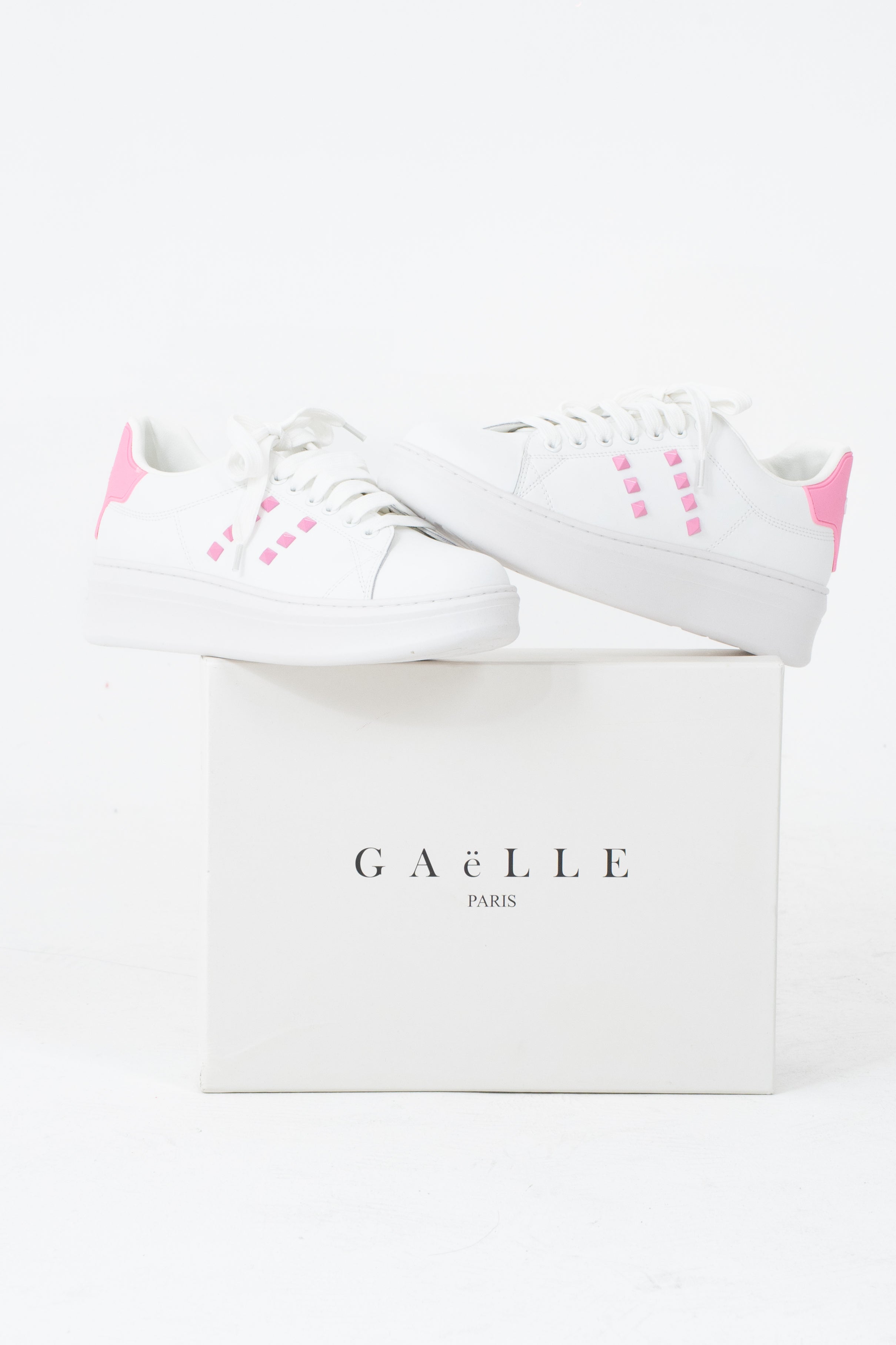 Sneakers con borchie colorate