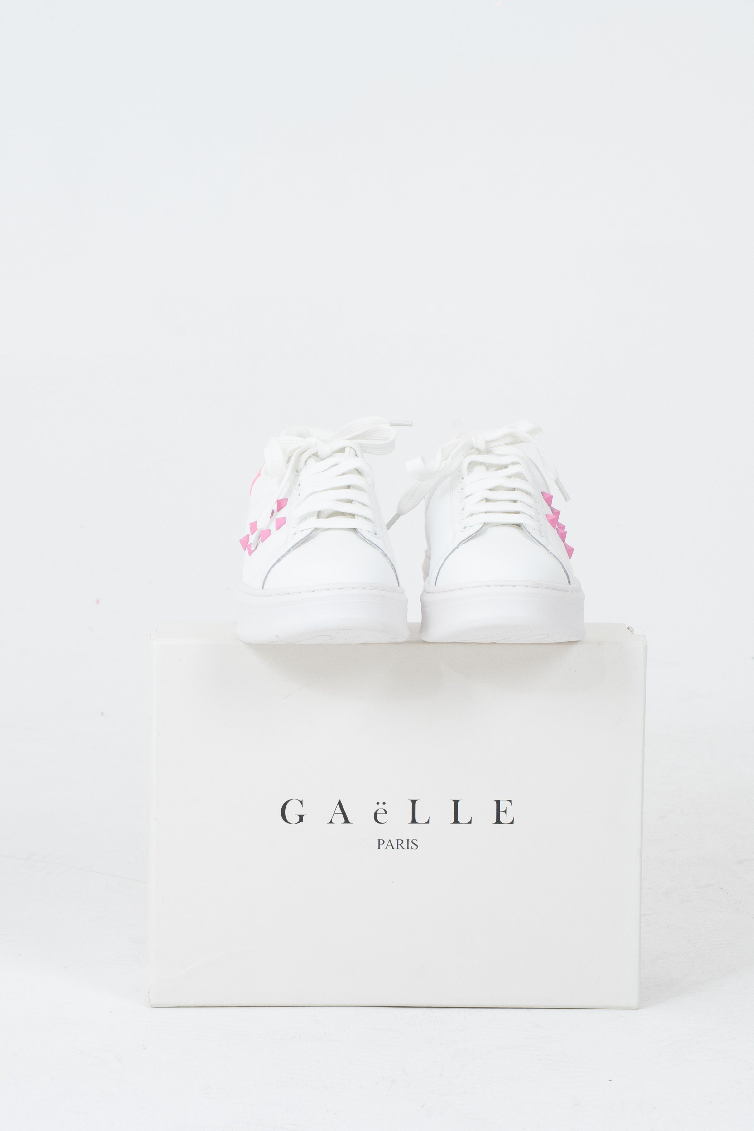 Sneakers con borchie colorate