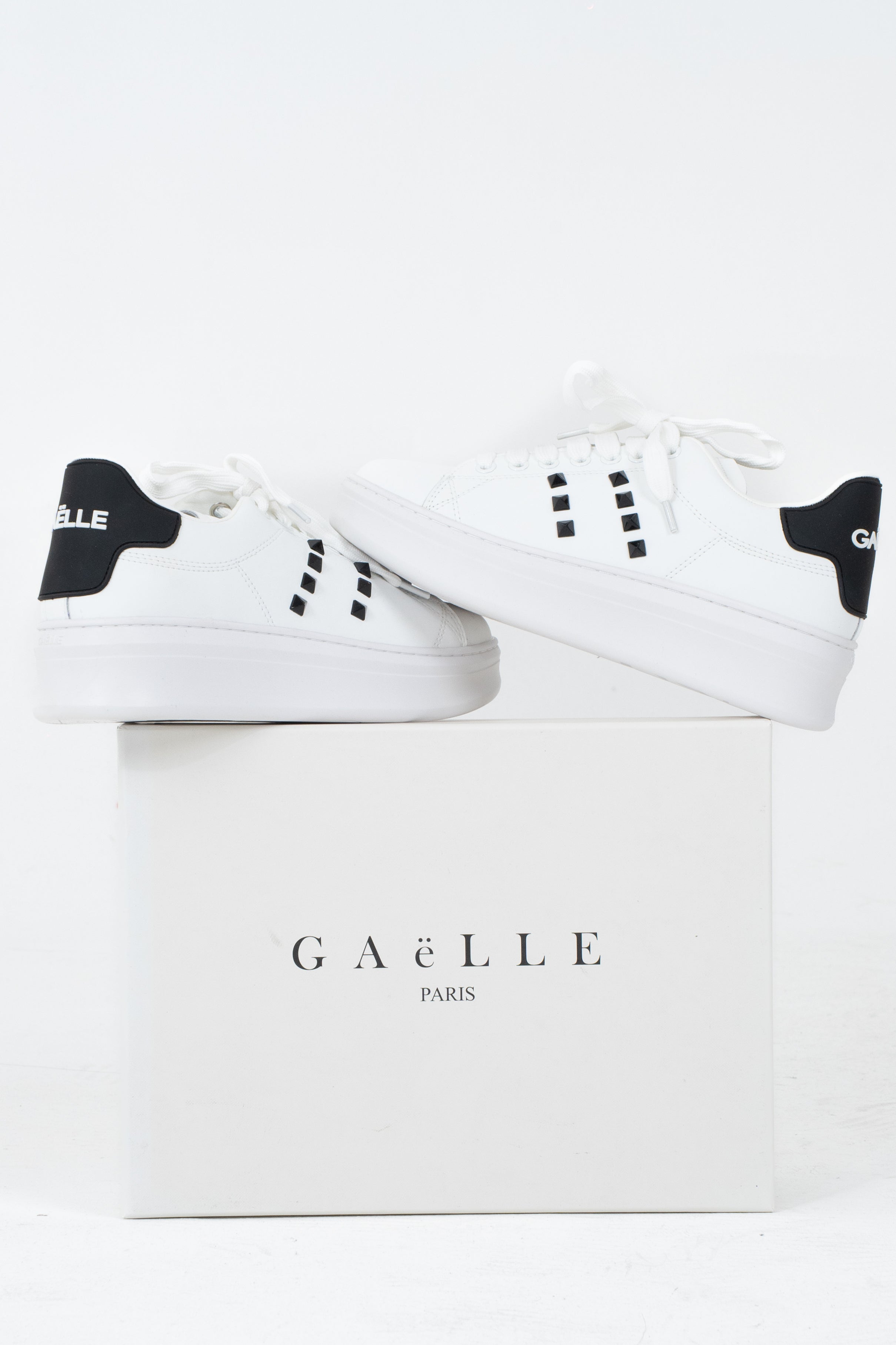 Sneakers con borchie colorate