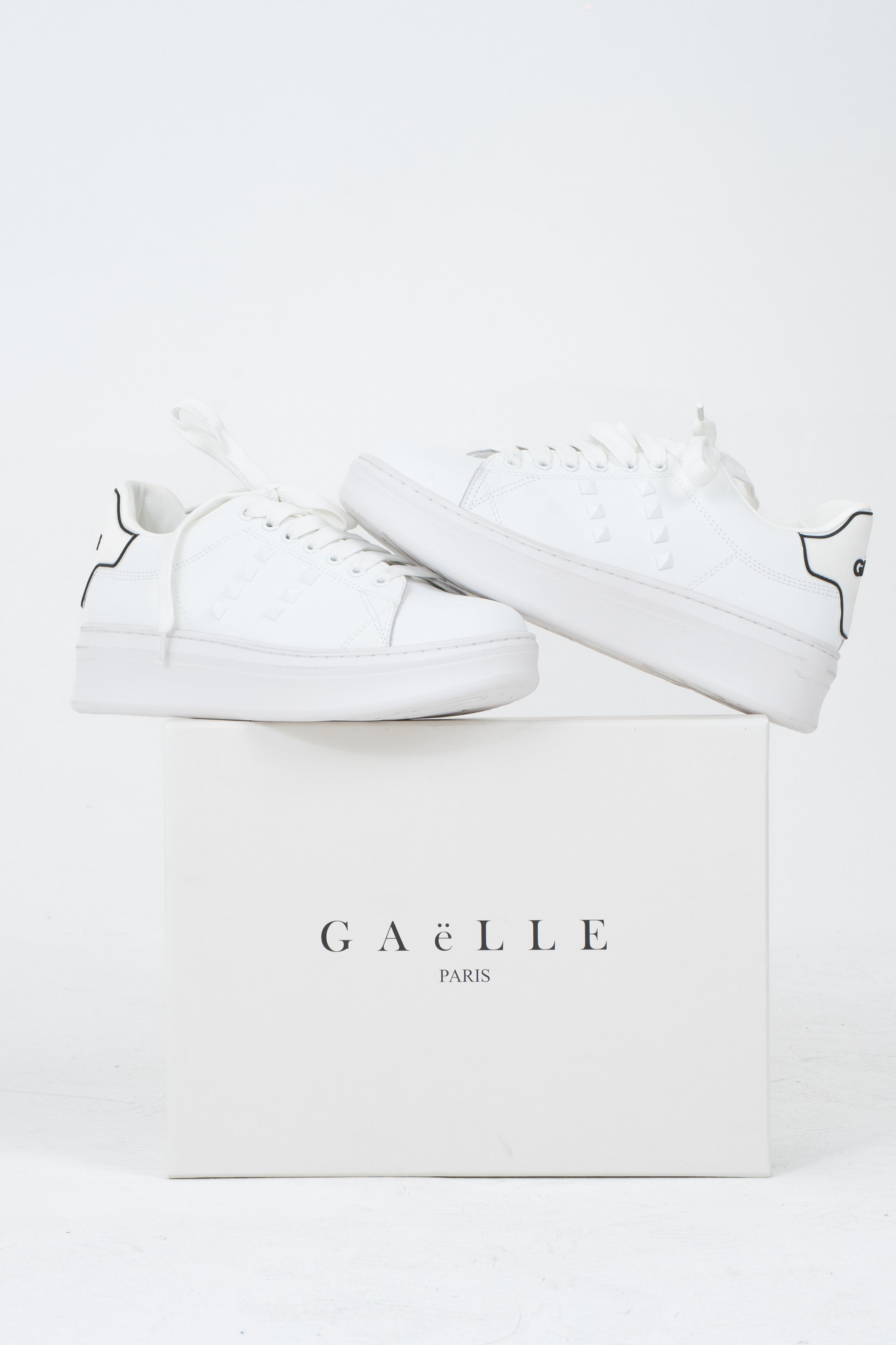 Sneakers con tallone profilato