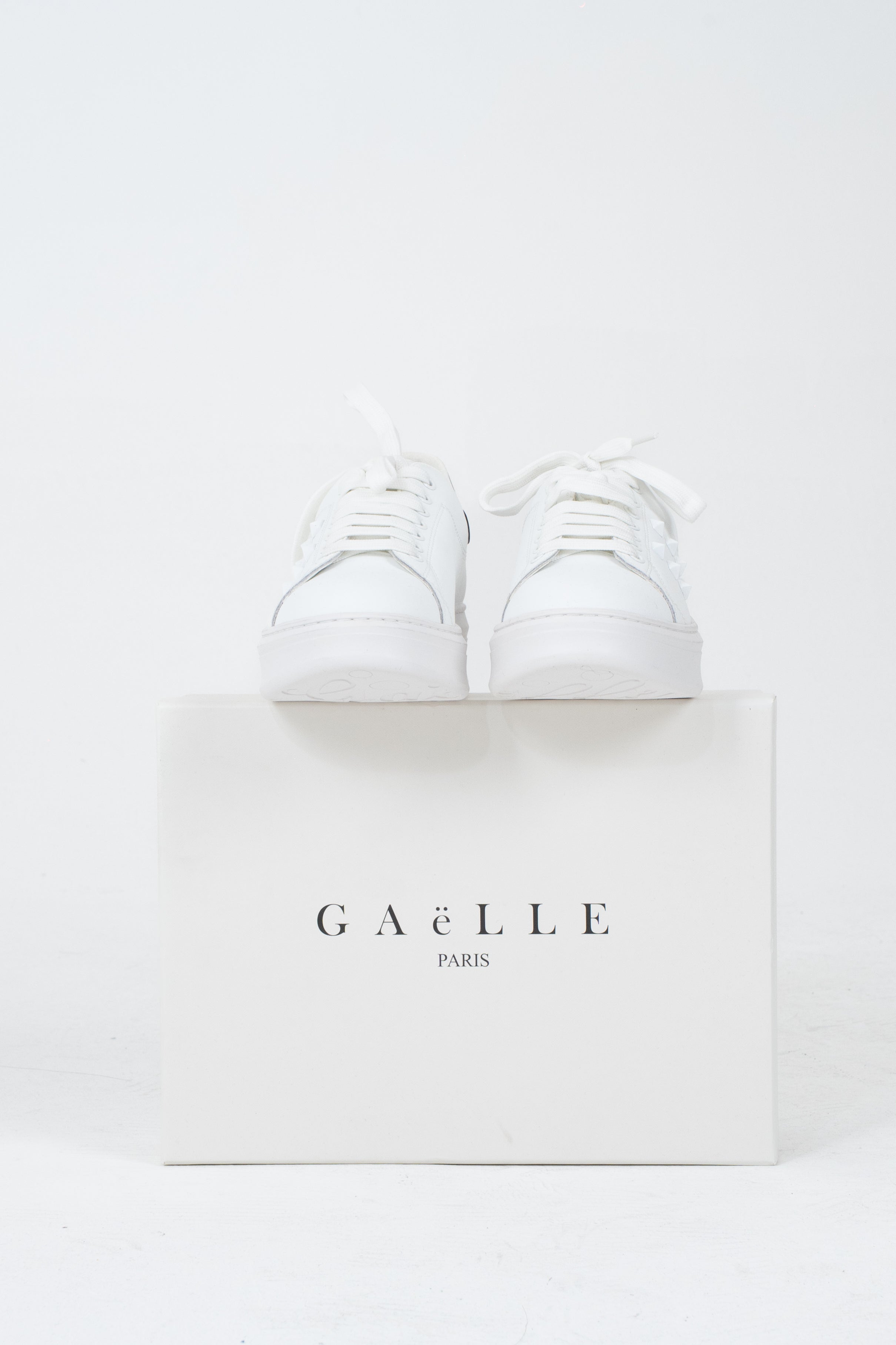 Sneakers con tallone profilato