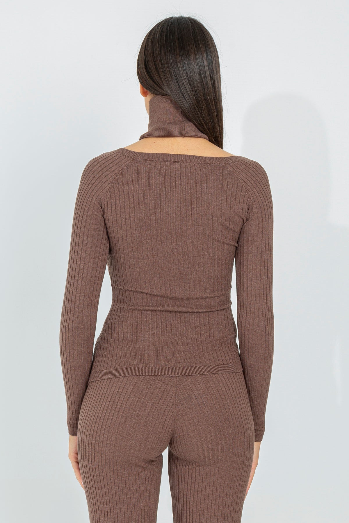 Ribbed sweater with removable collar