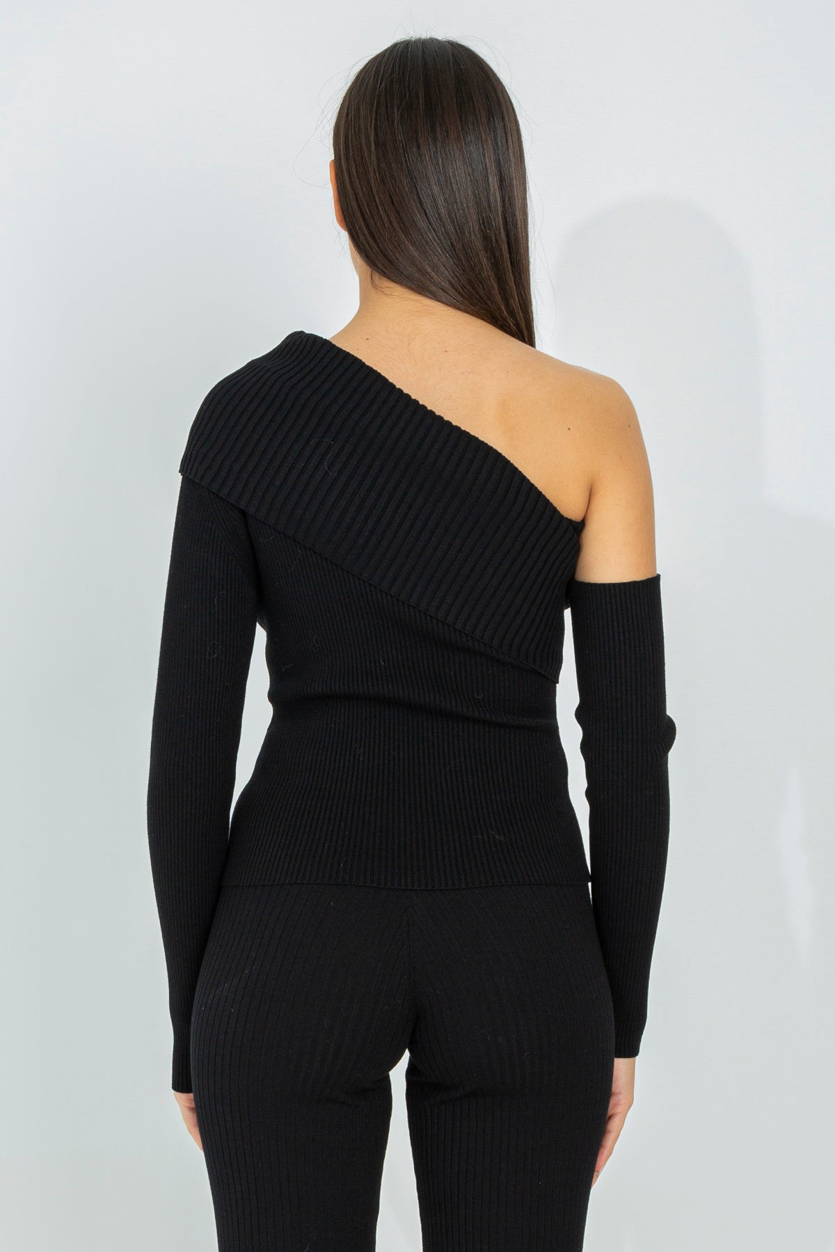 Ribbed one-shoulder sweater